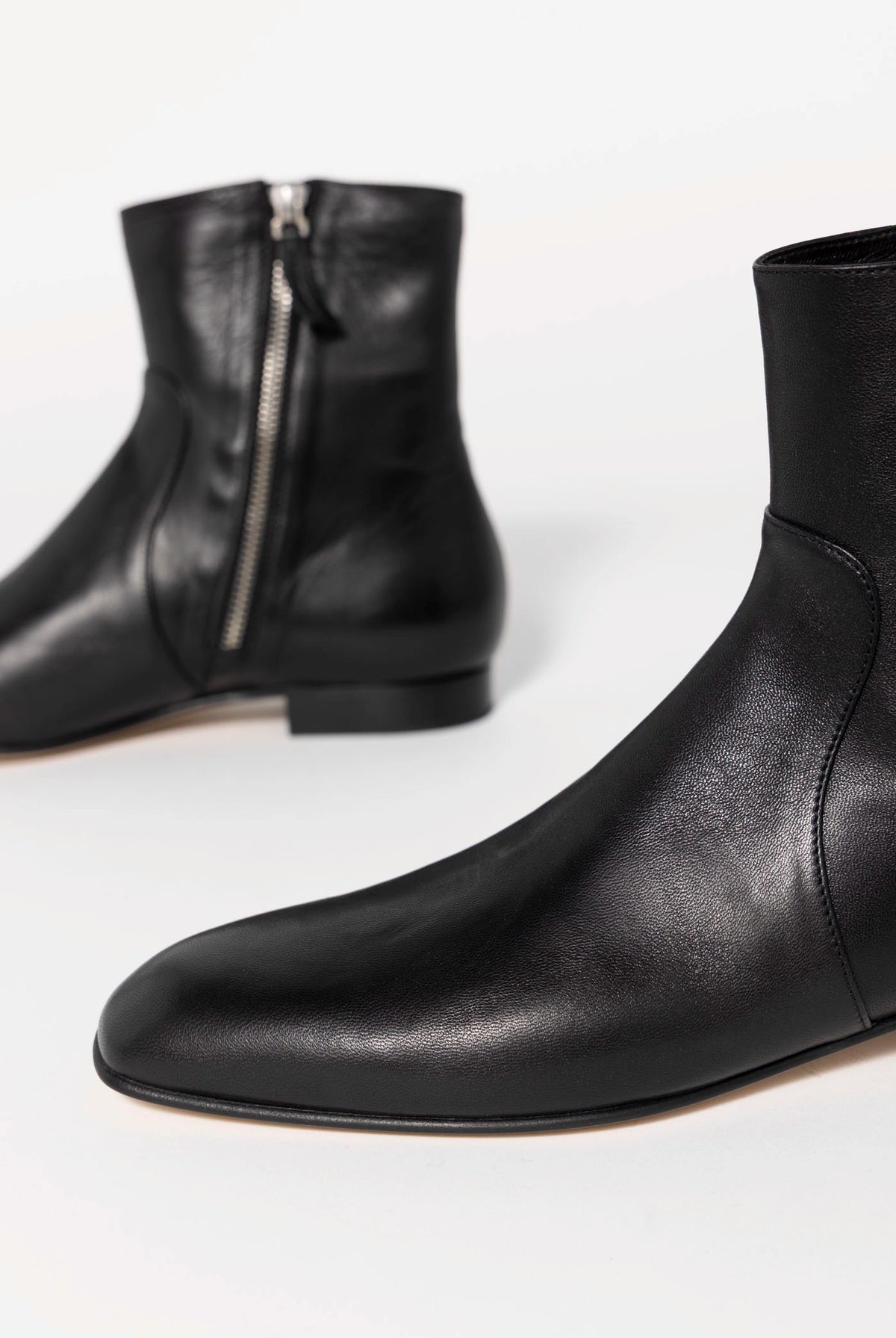 swatch_Black Leather pomme d'or zoe flat boot