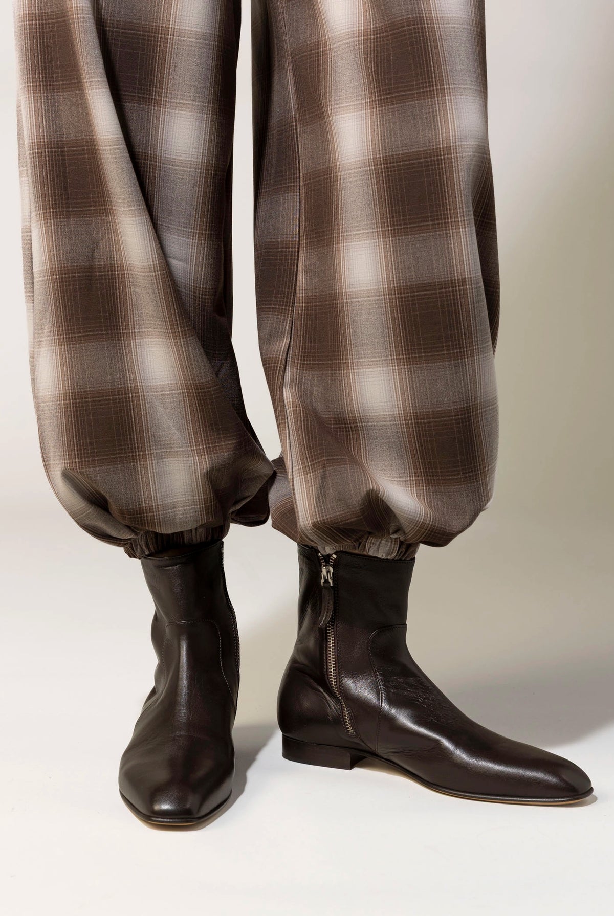 swatch_Coffee Leather pomme d'or zoe flat boot