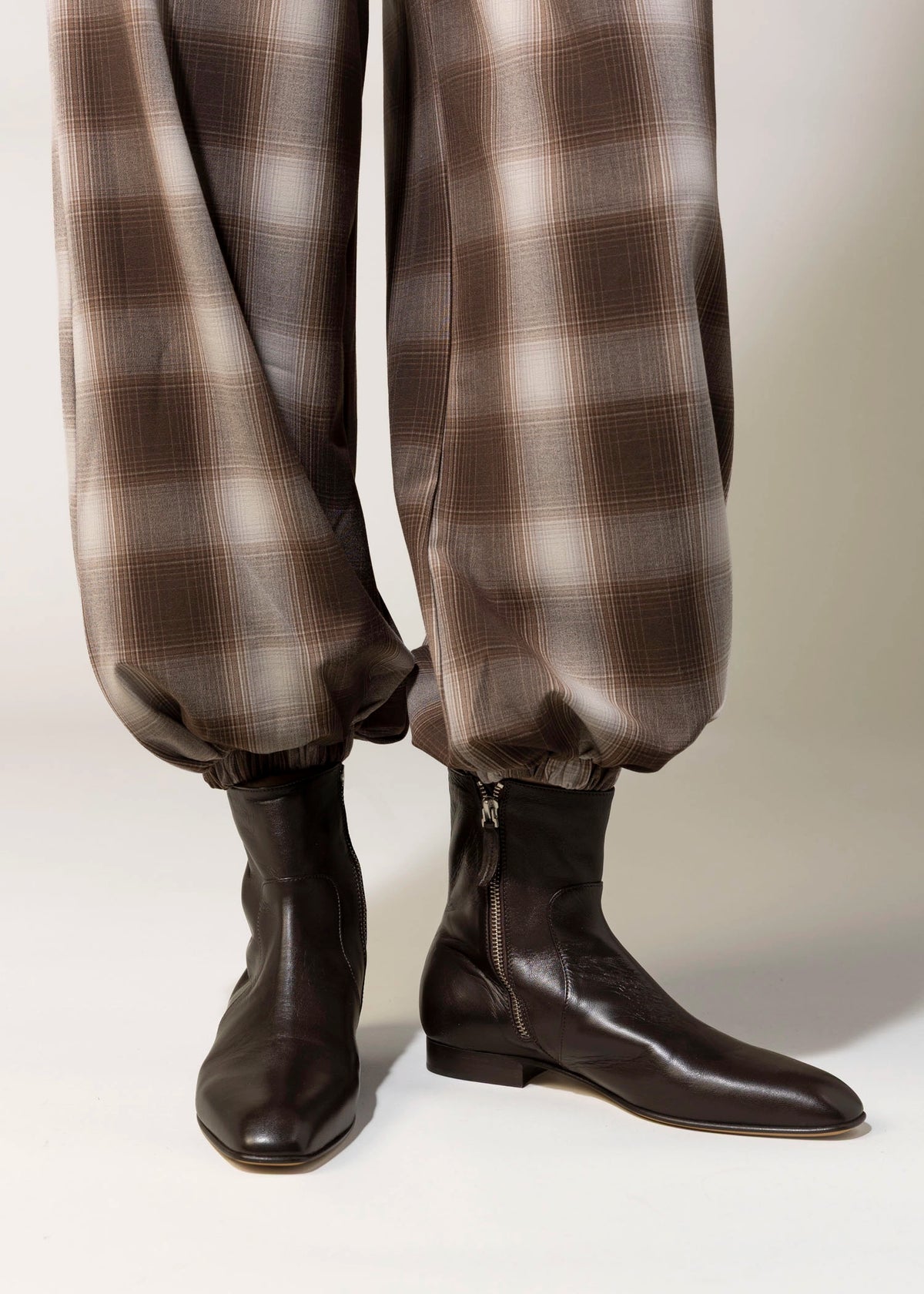 swatch_Coffee Leather pomme d'or zoe flat boot