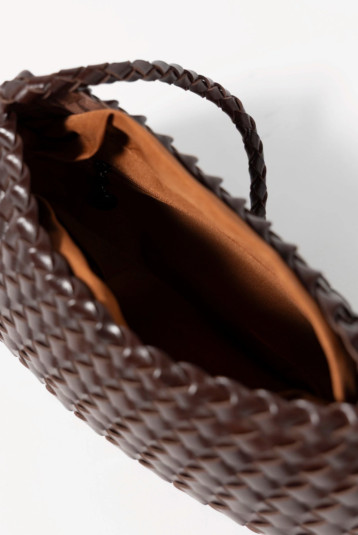 swatch_Chocolate sasha woven shoulder bag