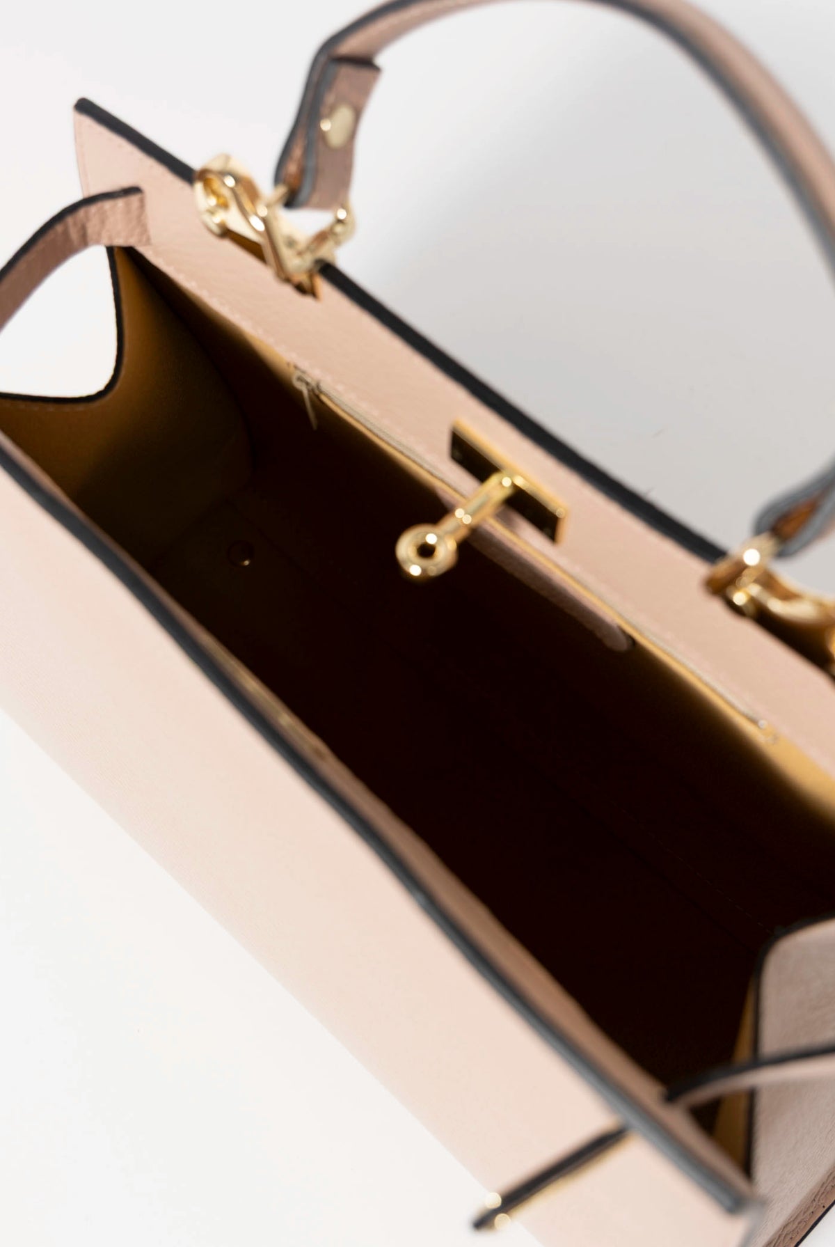 swatch_Powder maja leather bag