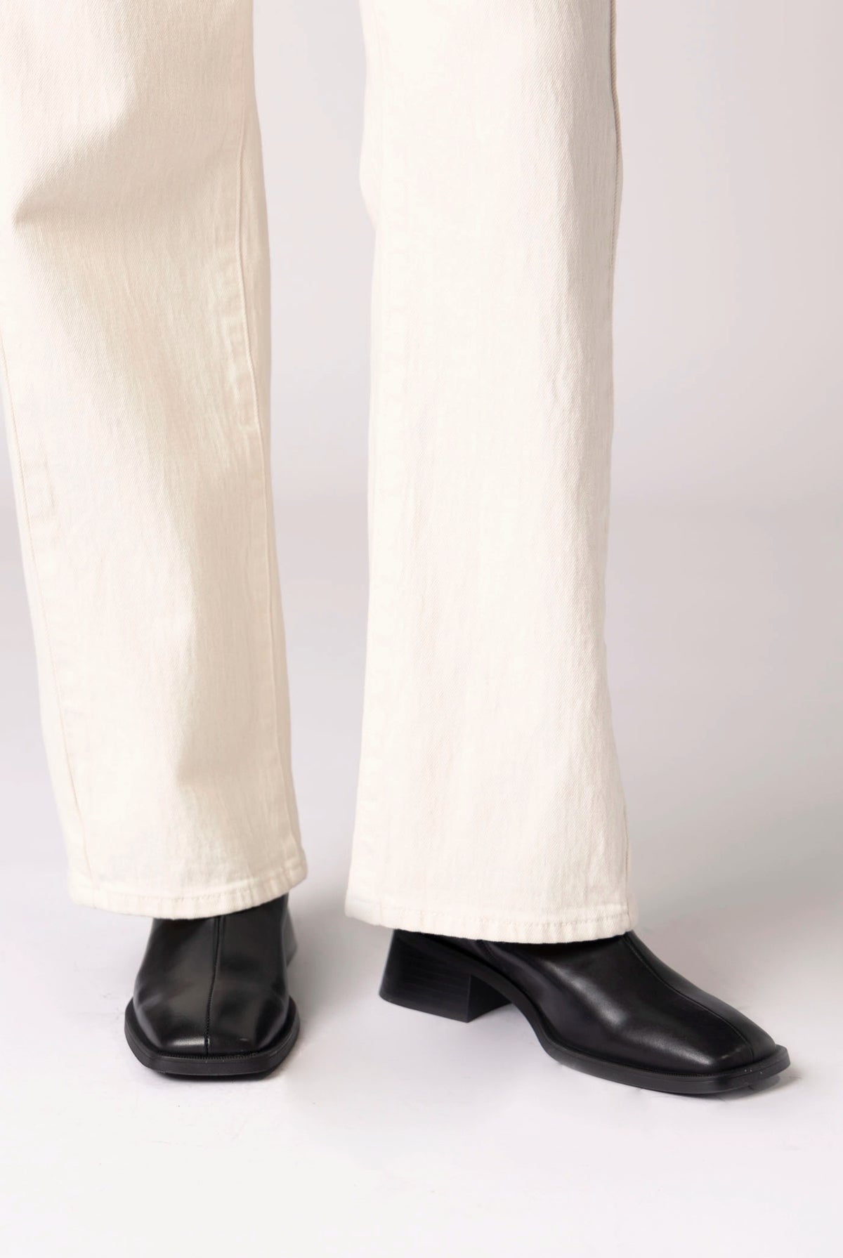 swatch_Black Leather vagabond blanca ankle boot