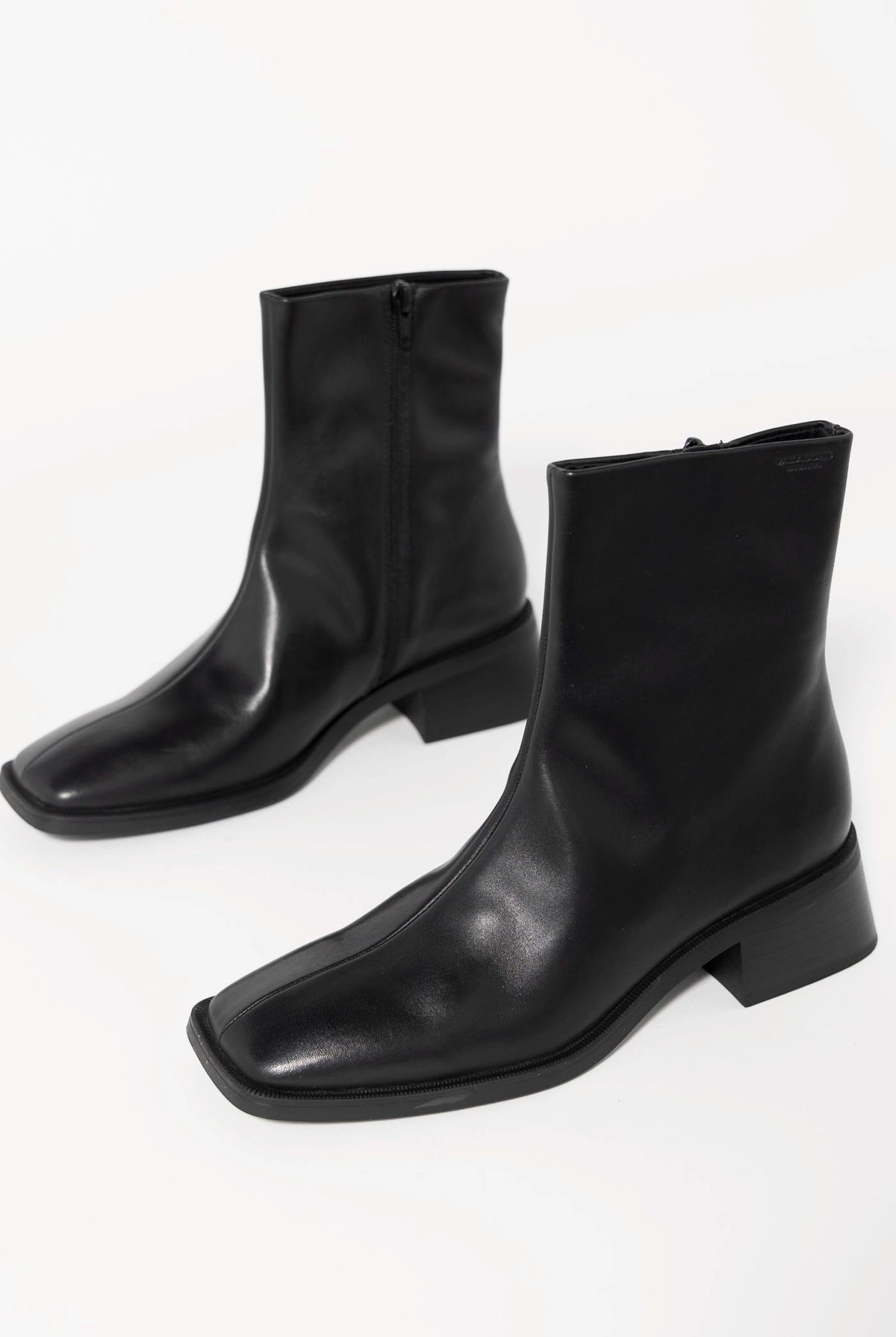 swatch_Black Leather vagabond blanca ankle boot