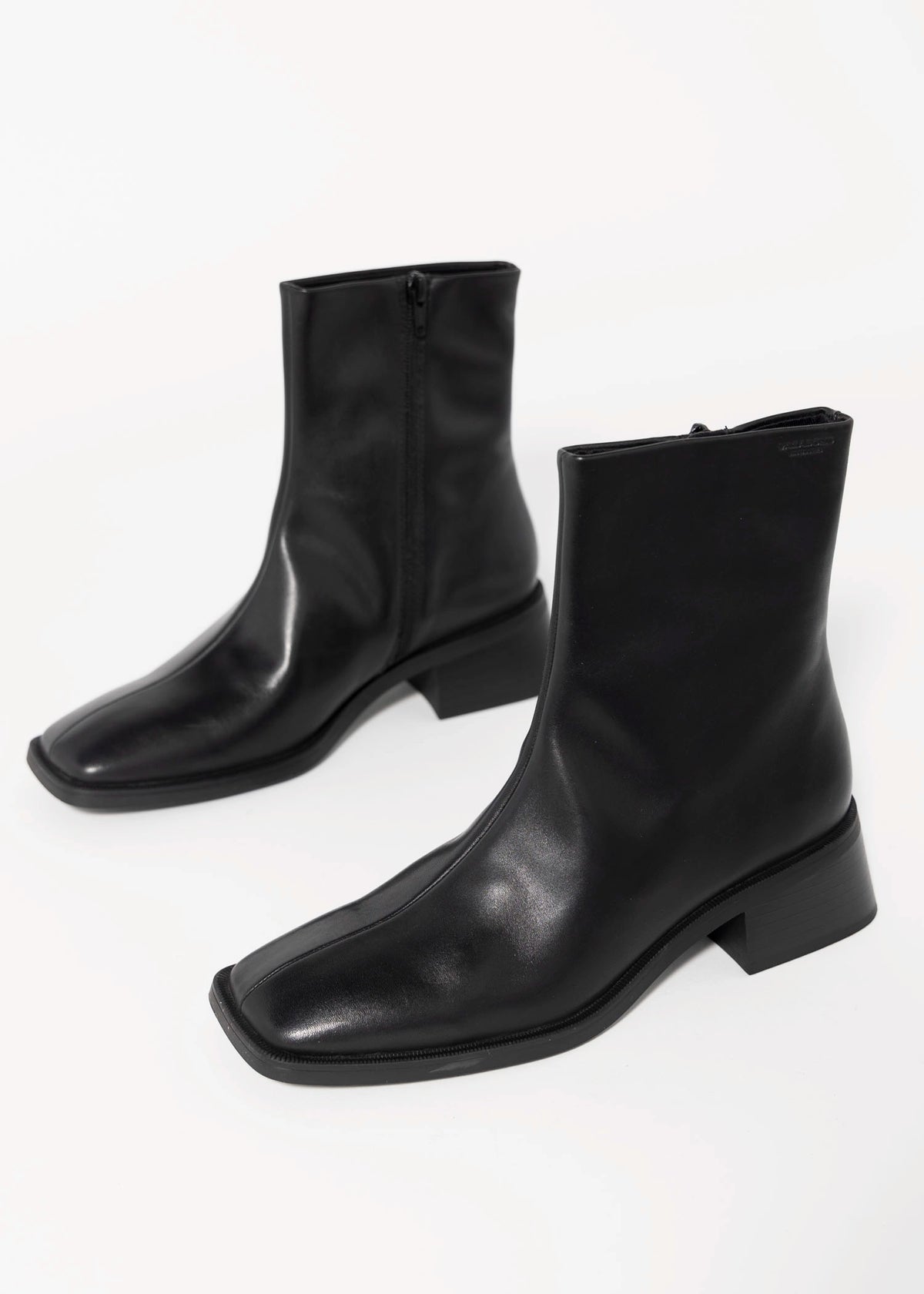 swatch_Black Leather vagabond blanca ankle boot