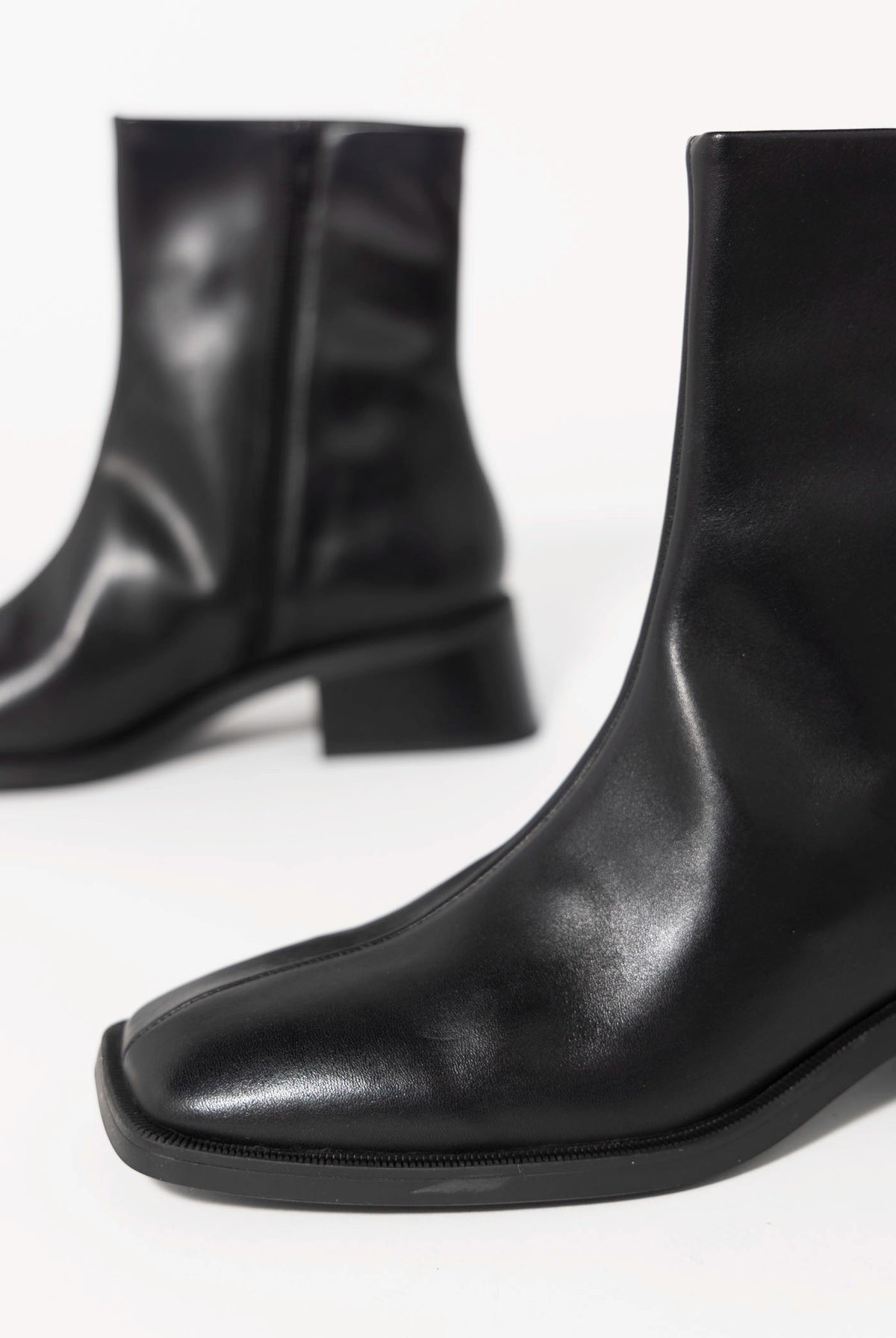 swatch_Black Leather vagabond blanca ankle boot