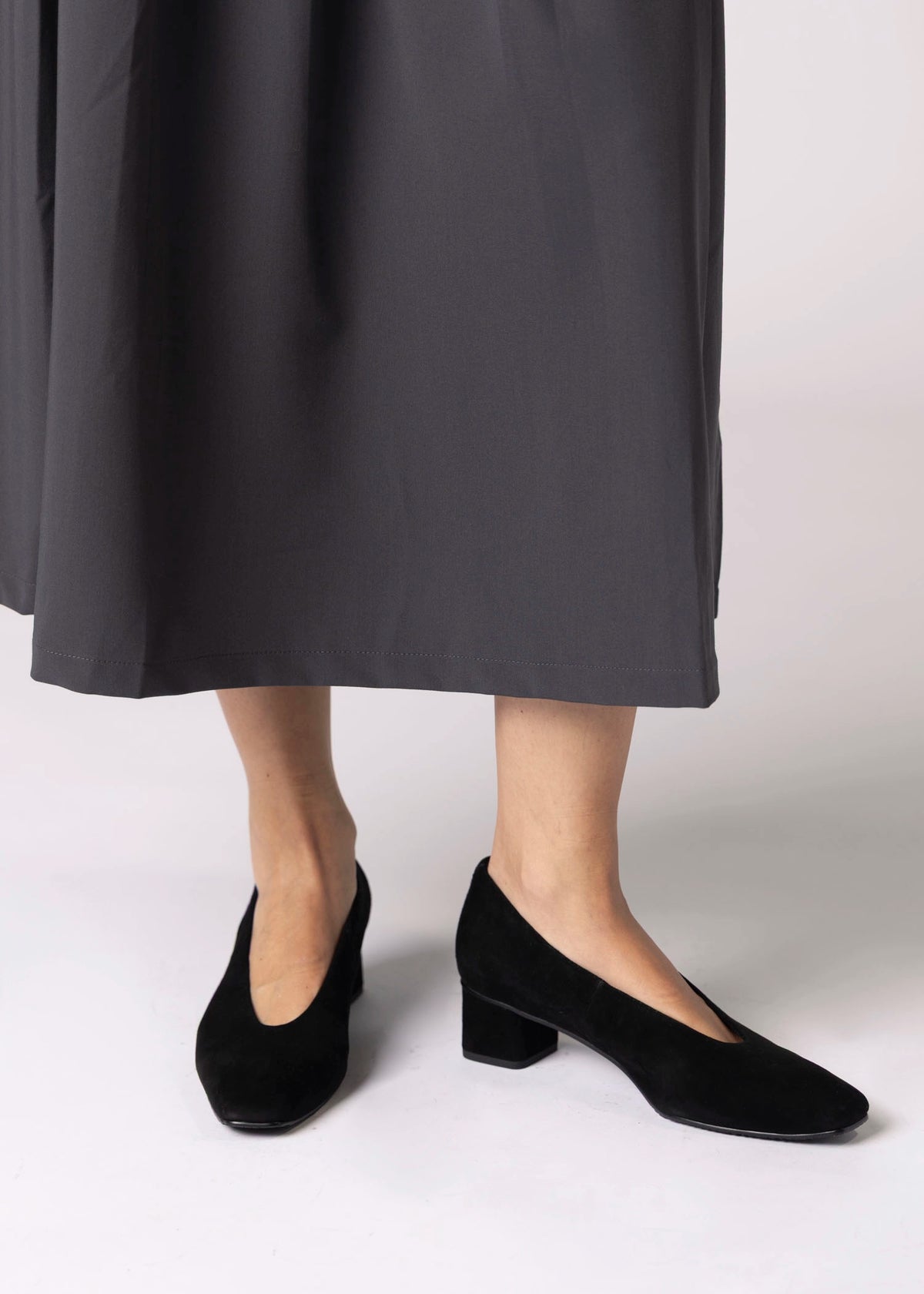 swatch_Black Suede vaneli solara suede pump