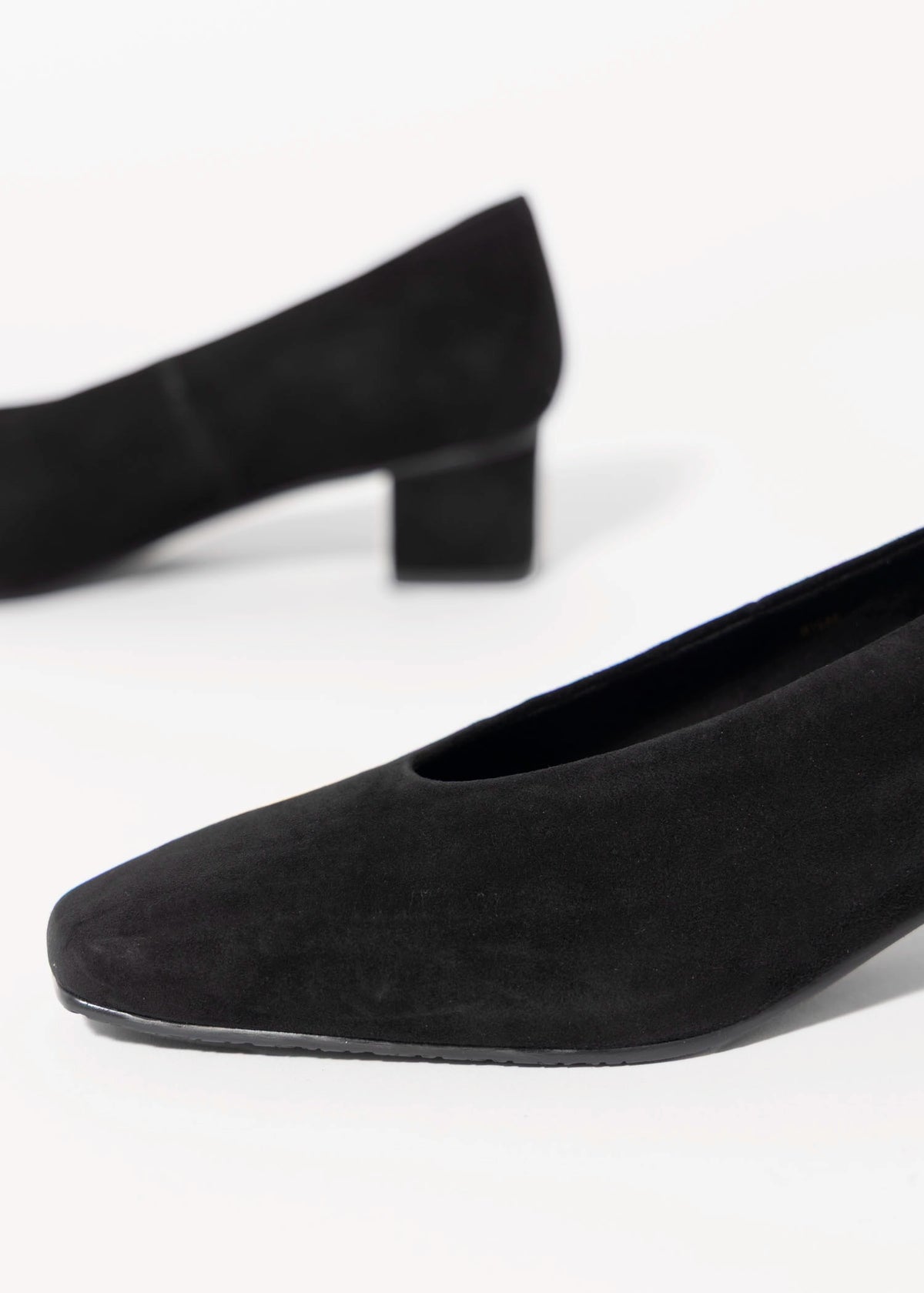 swatch_Black Suede vaneli solara suede pump