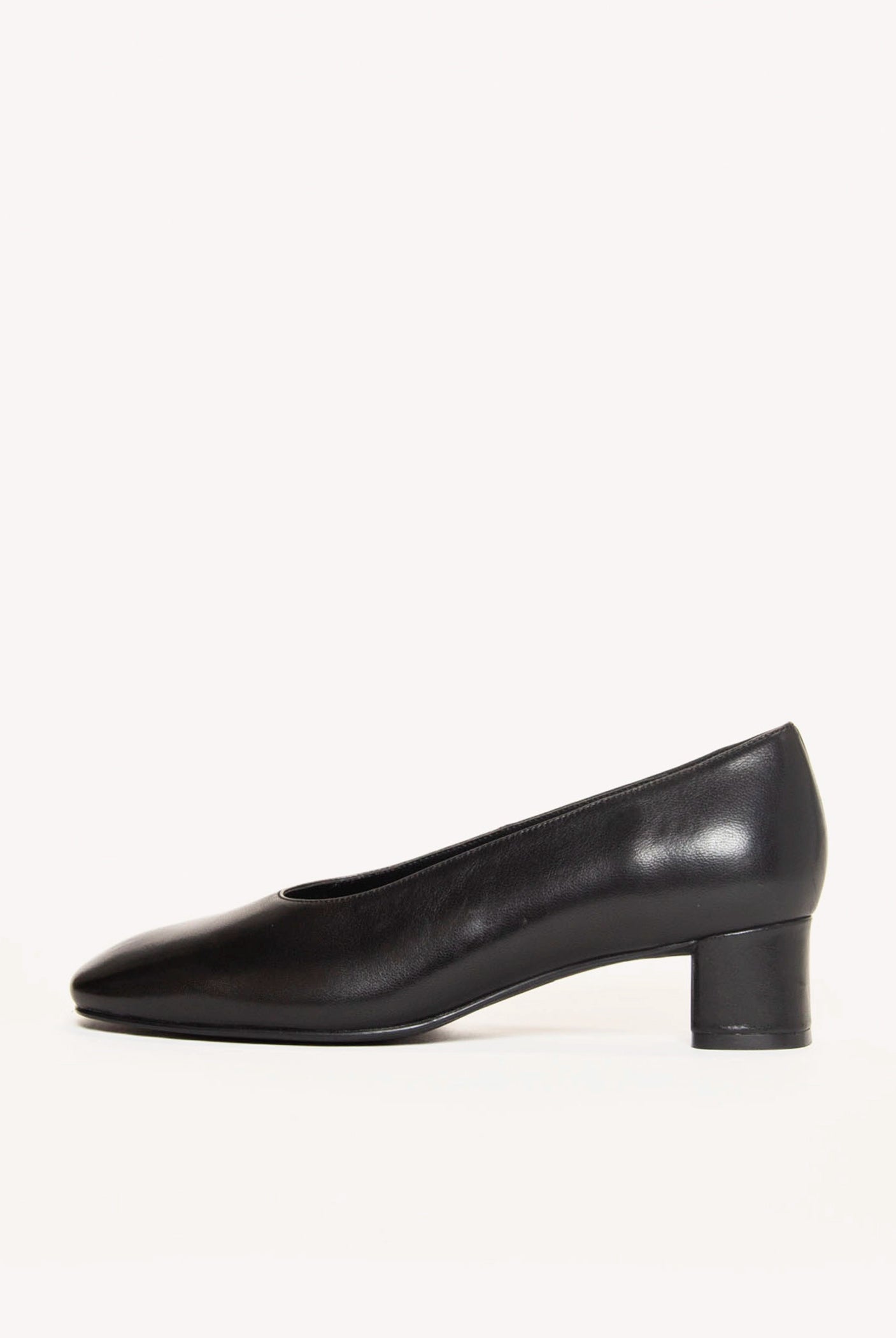 swatch_Black Leather trusted pump