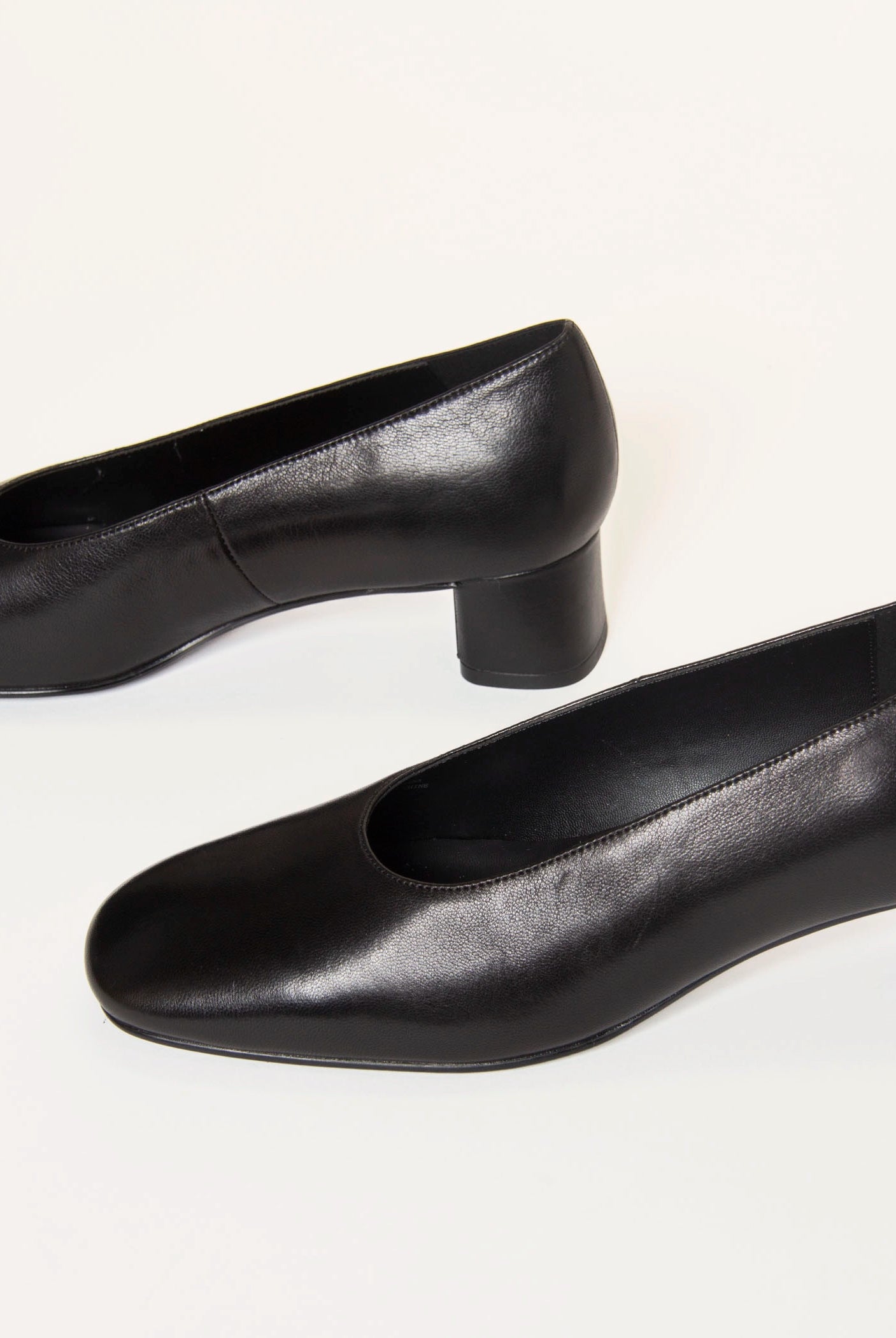 swatch_Black Leather trusted pump