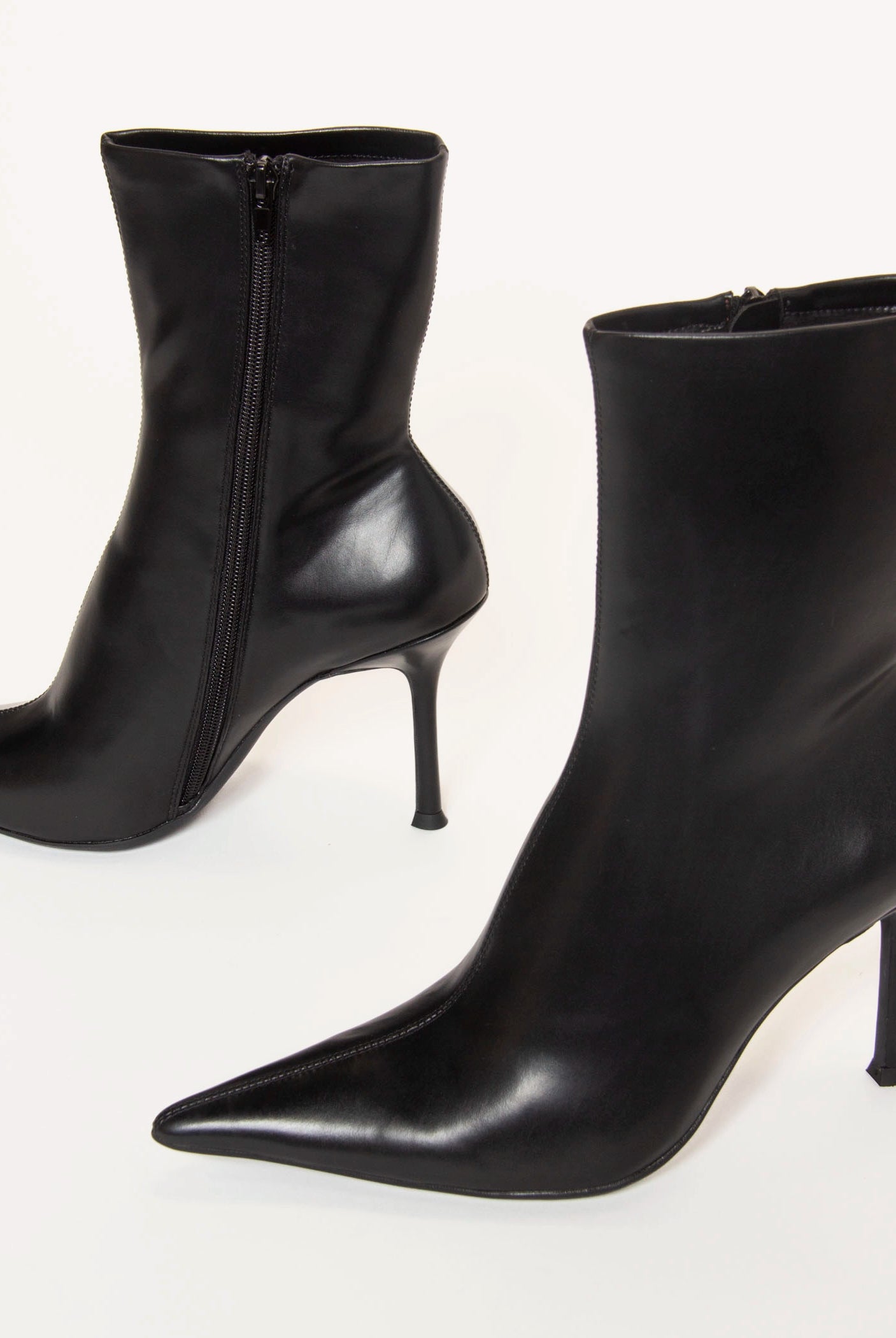 swatch_Black daring bootie jeffrey campbell