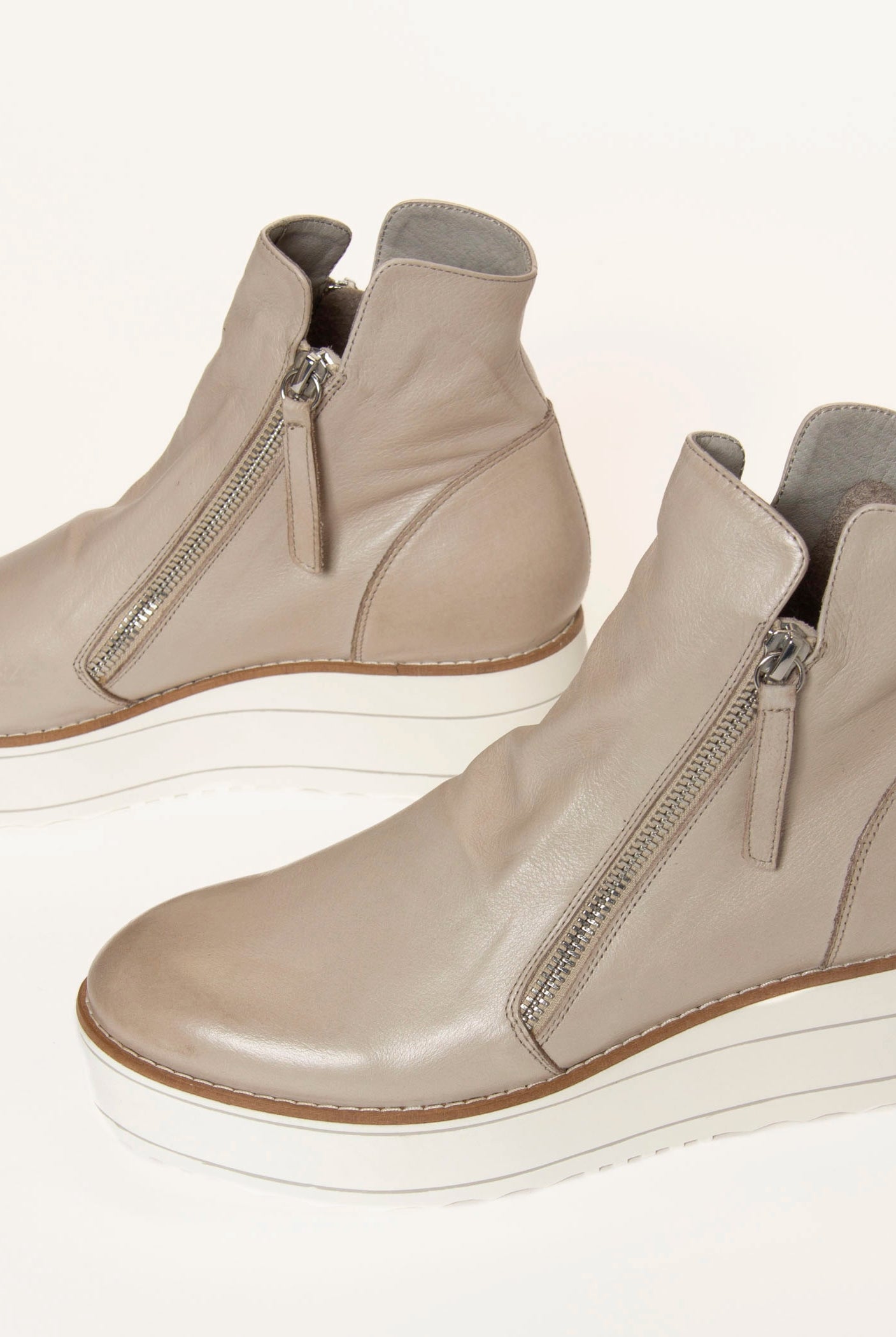 swatch_Misty Leather nene platform ankle boots