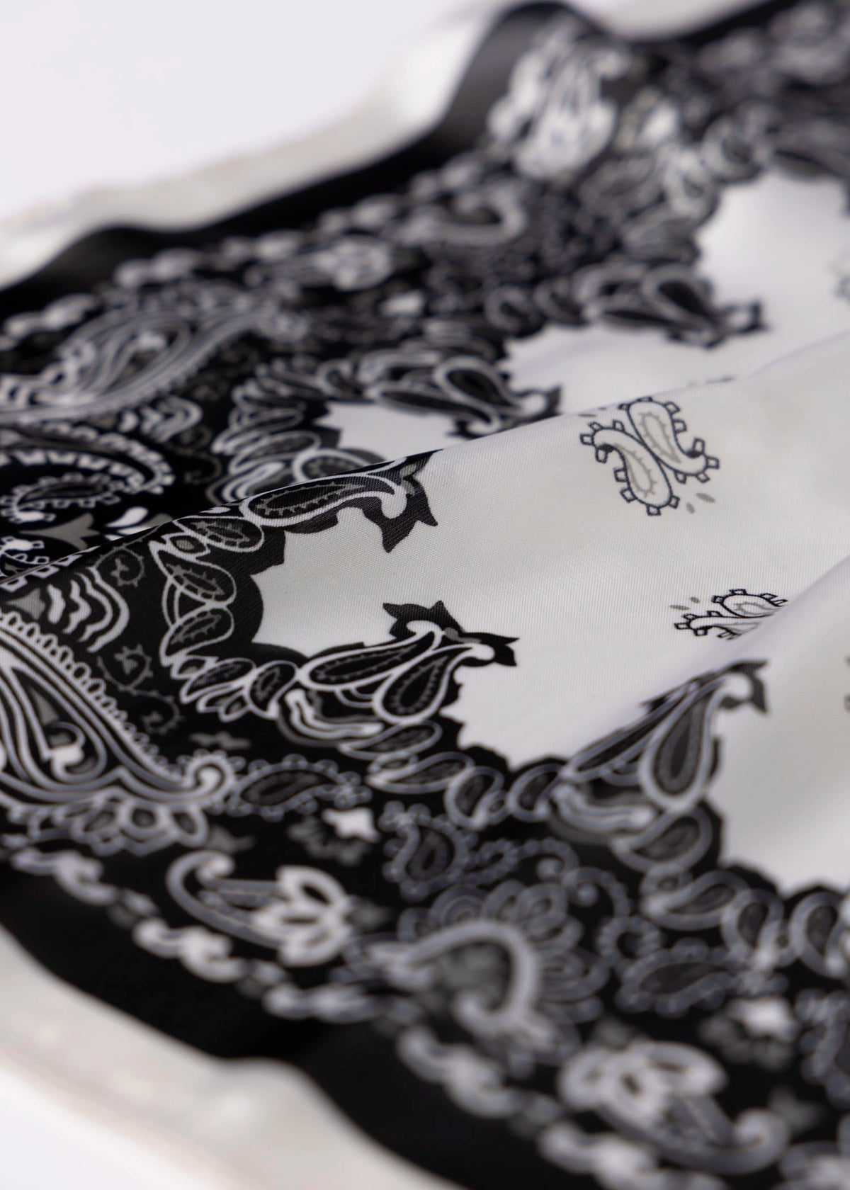 swatch_Black/White bandana head scarf