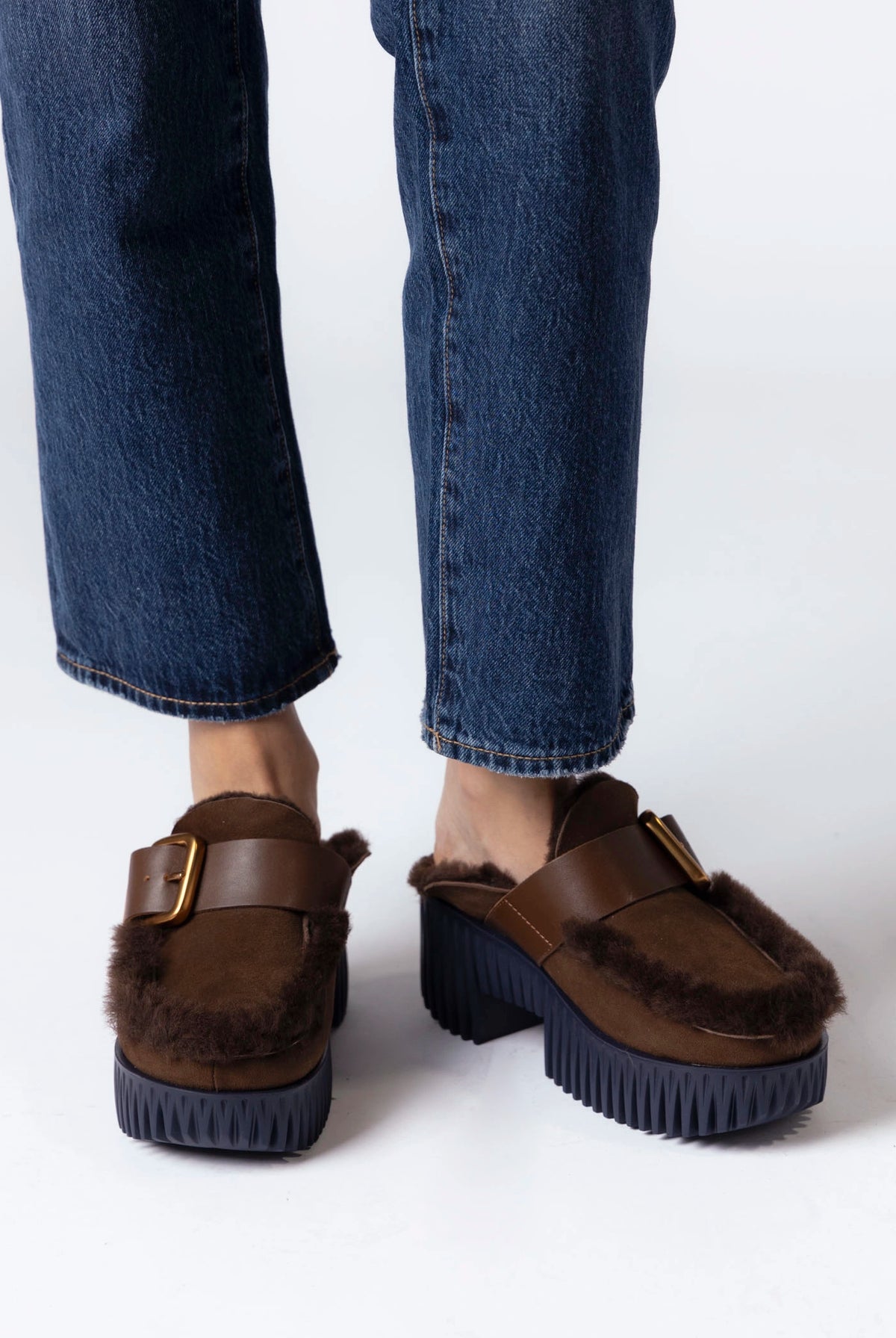 swatch_Chocolate 4ccccees plia amber platform shearling clog