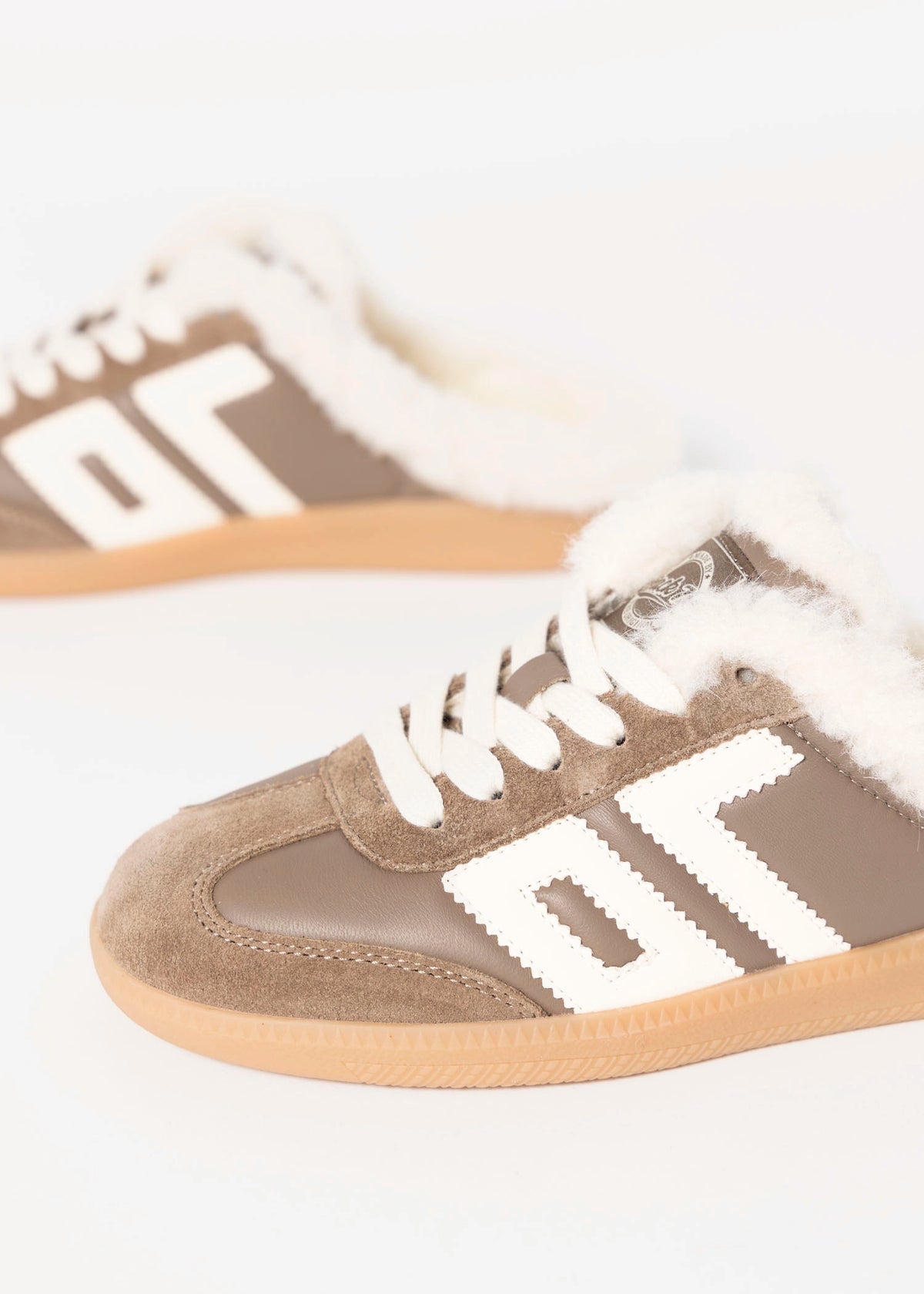 swatch_Taupe/Butter Back70 easter FL shearling lined sneaker