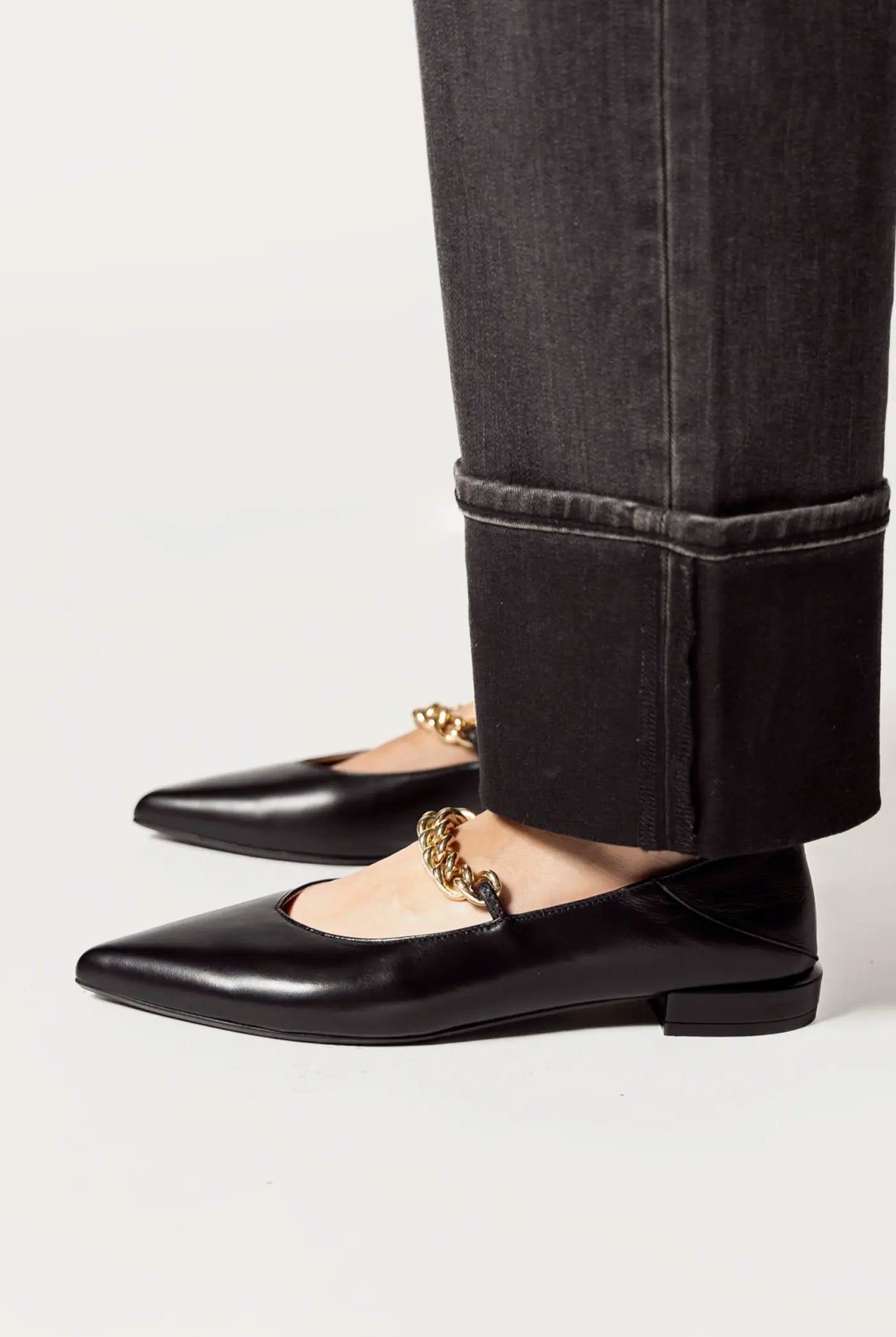 swatch_black leather flat with chain flat shoes