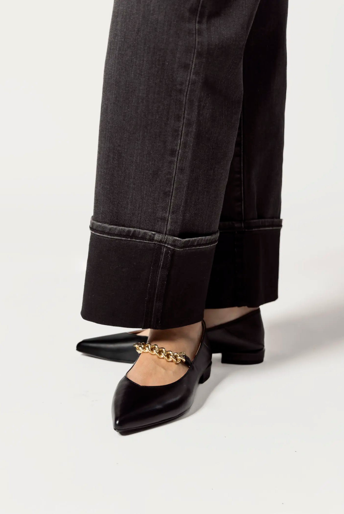 swatch_black leather flat with chain flat shoes