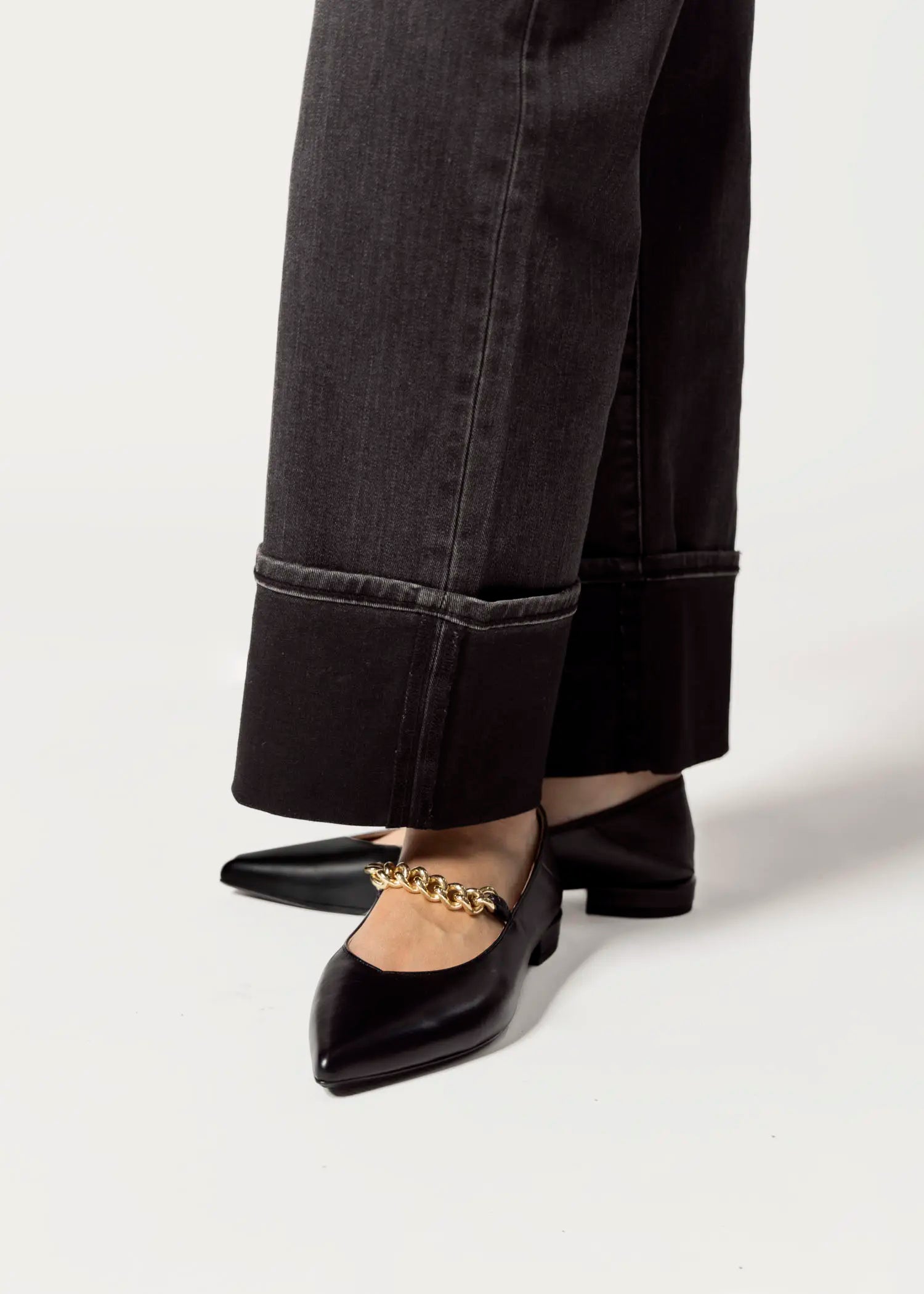 swatch_black leather flat with chain flat shoes