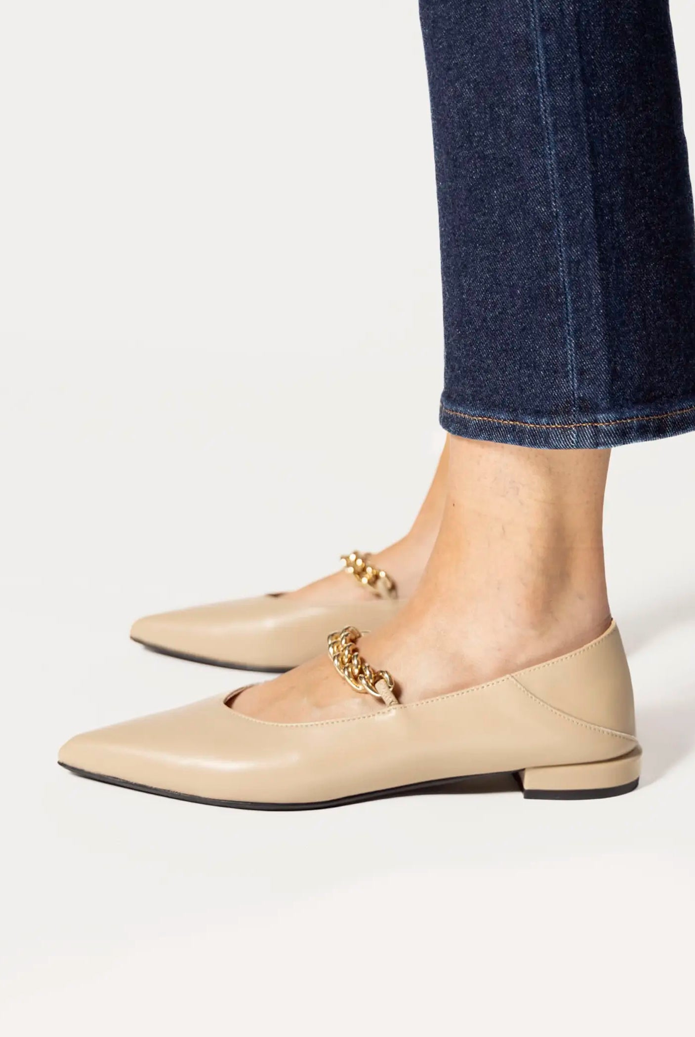 swatch_stucco leather flat with chain flat shoes