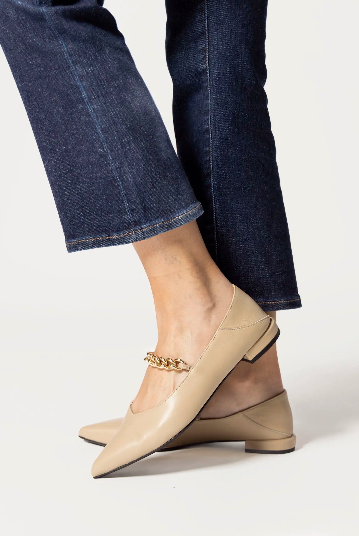 swatch_stucco leather flat with chain flat shoes