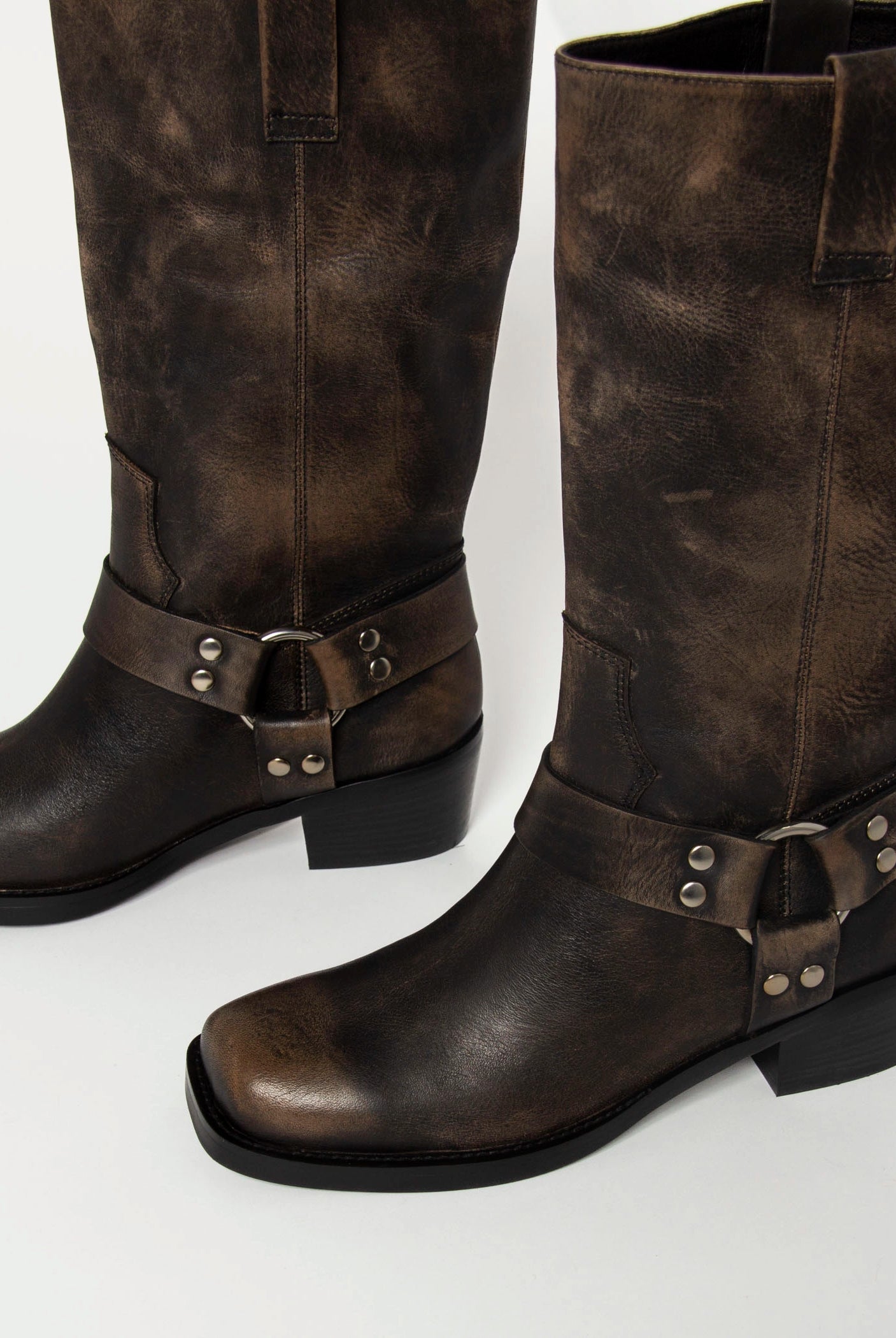 swatch_Black hervee distressed boot