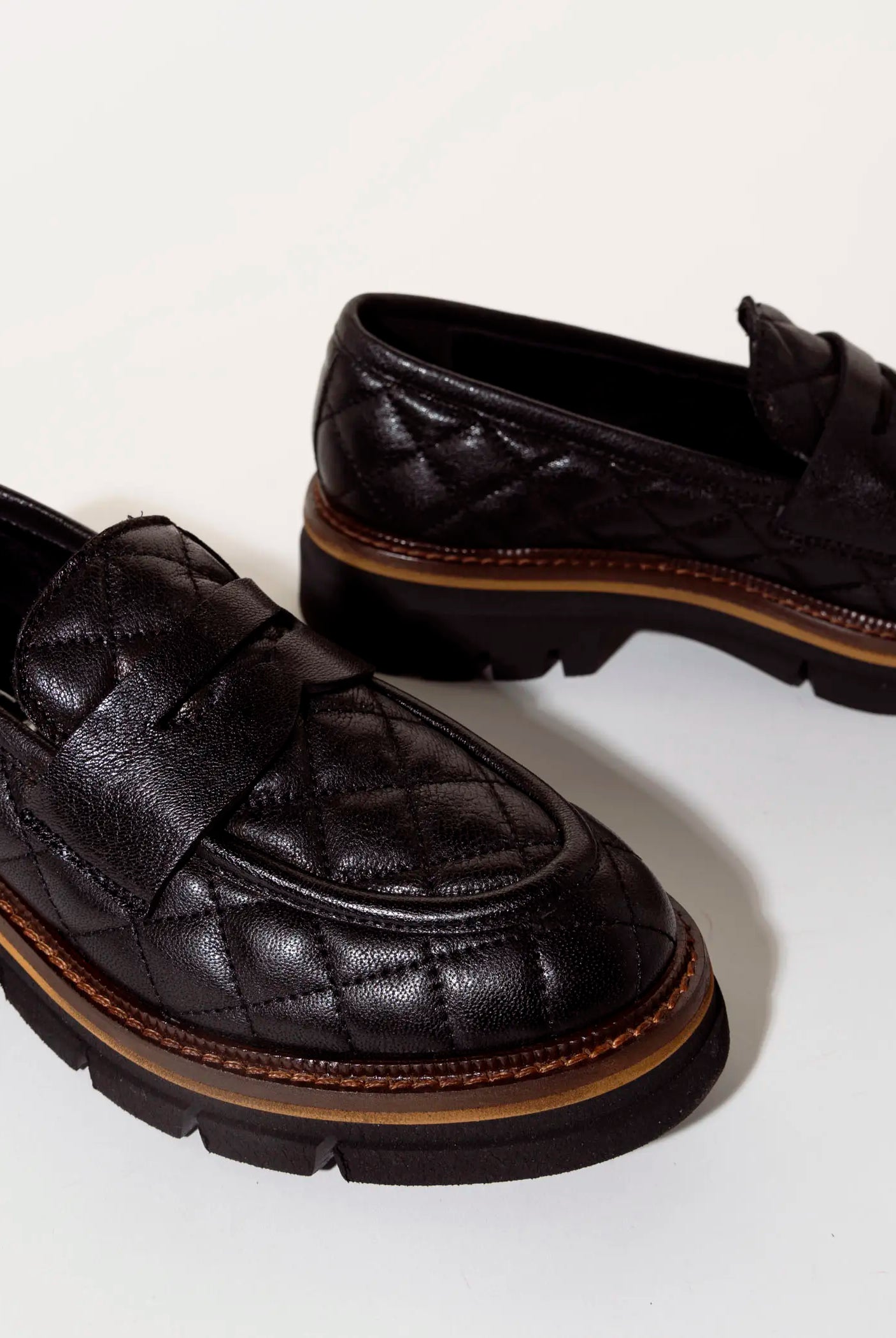 swatch_black leather quilted leather loafer flat shoes