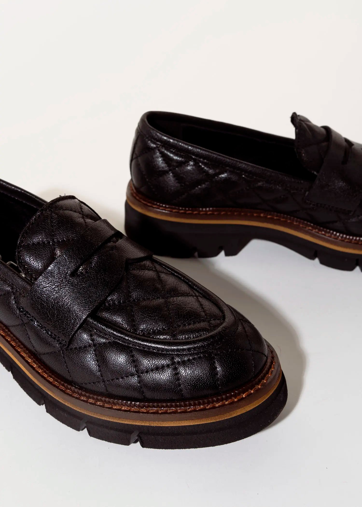 swatch_black leather quilted leather loafer flat shoes