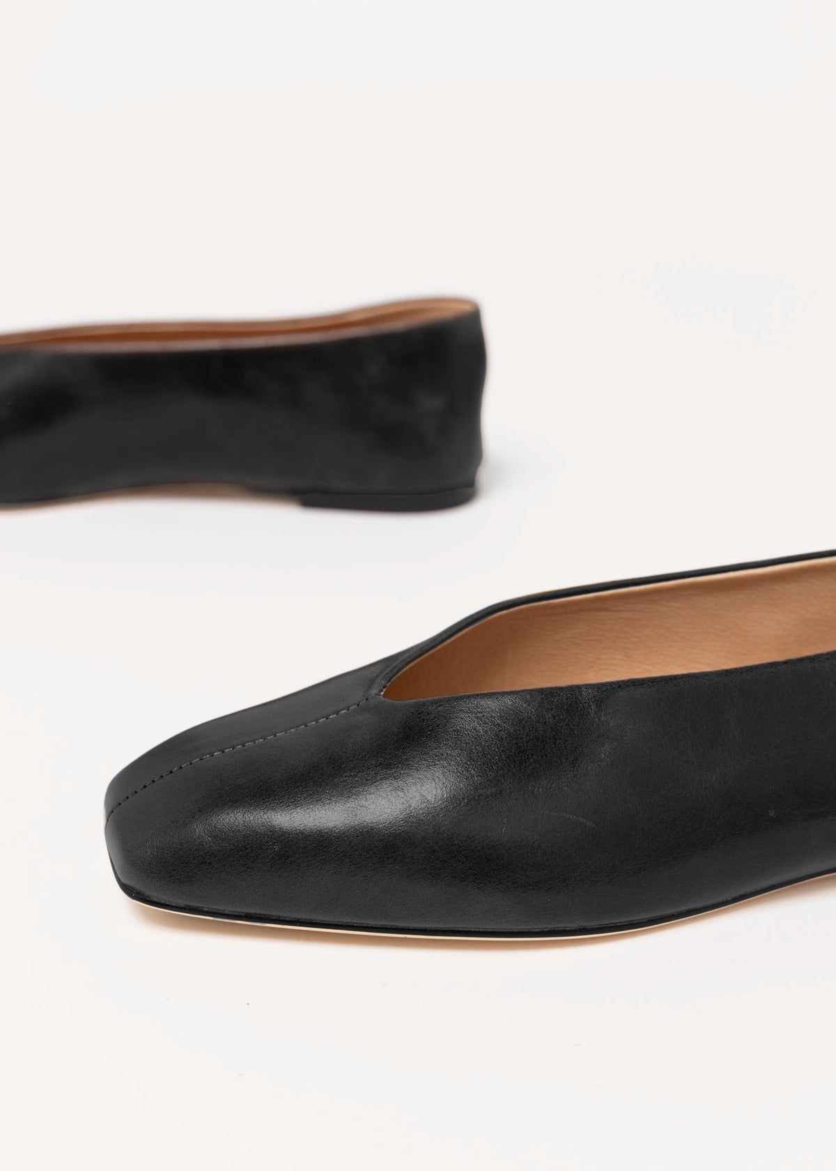 swatch_Black Leather Tony bianco brash flat