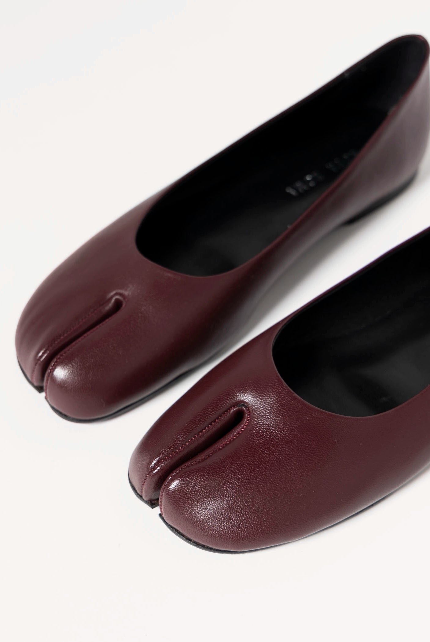 swatch_Wine Leather tabi flat