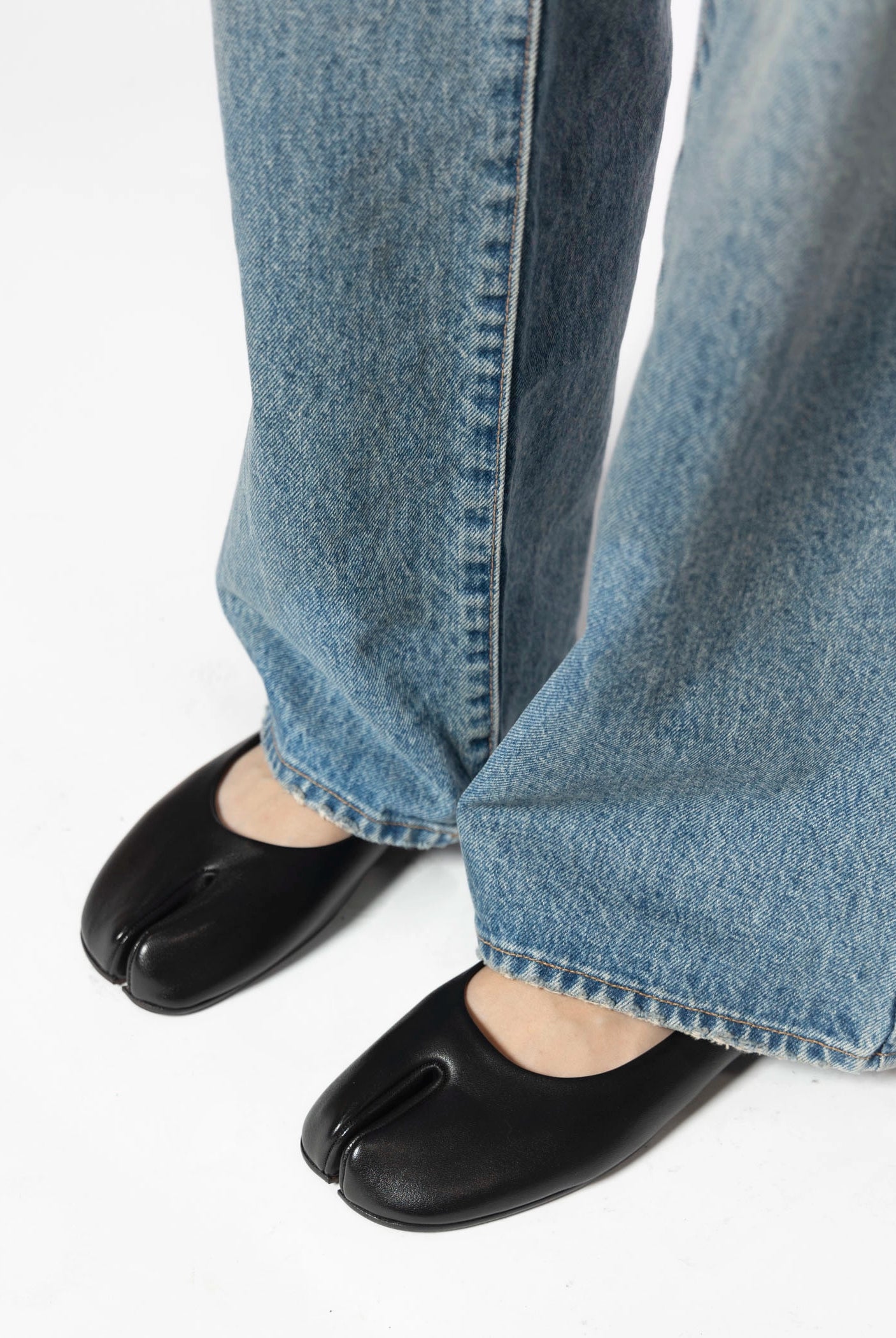 swatch_Black Leather tabi flat