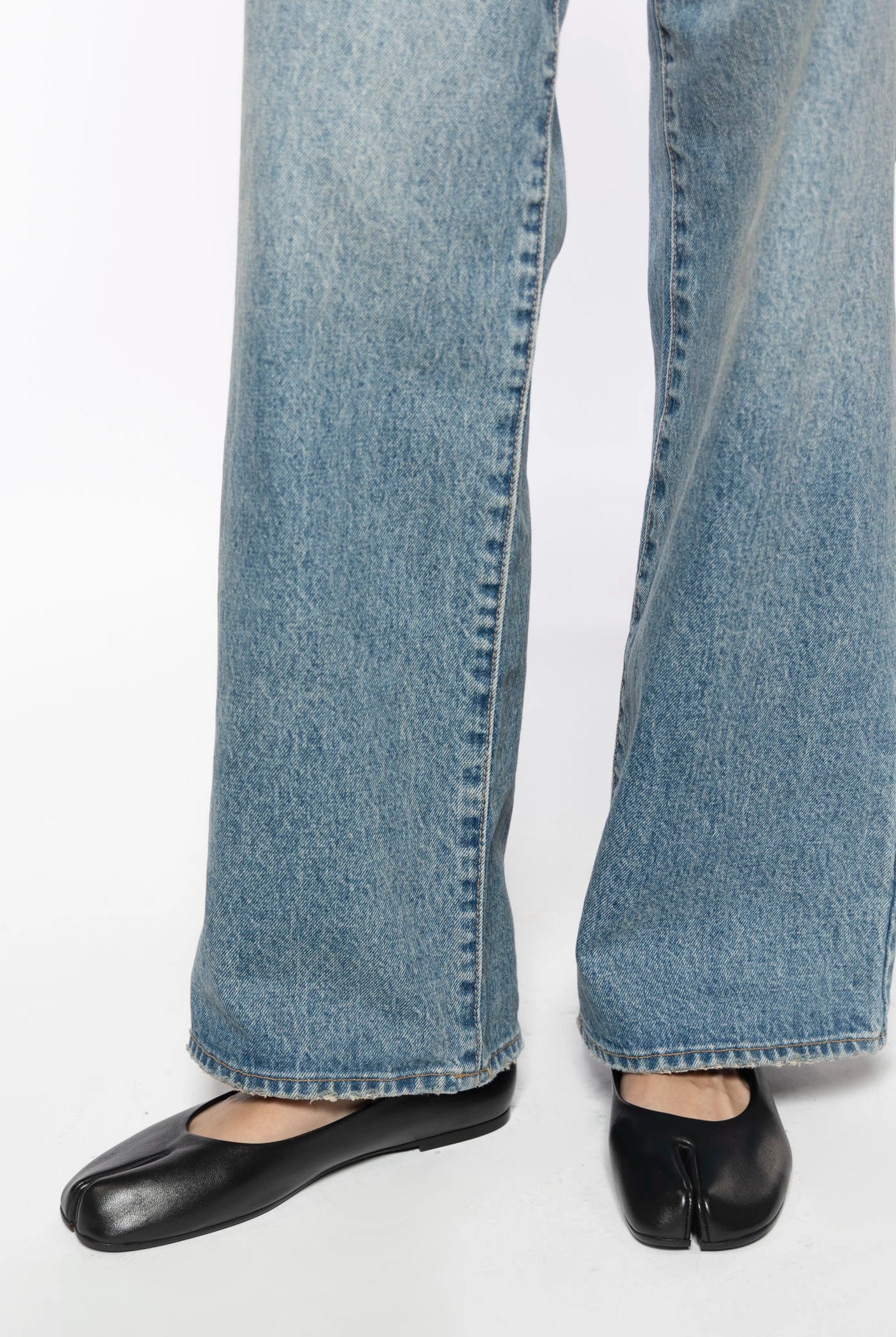 swatch_Black Leather tabi flat