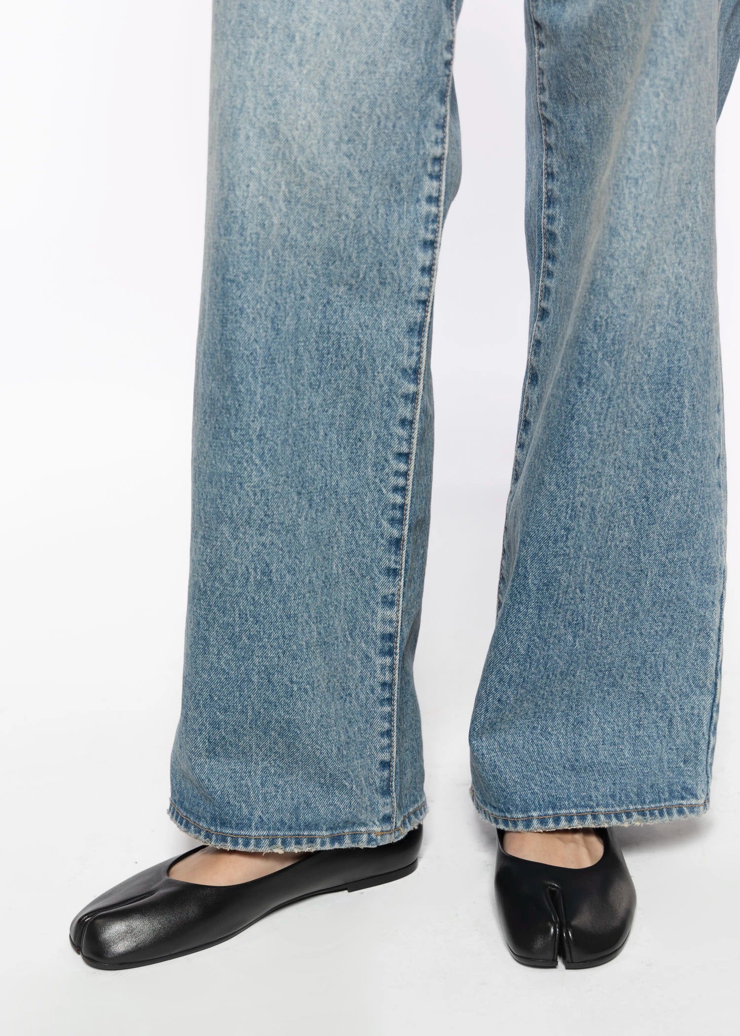 swatch_Black Leather tabi flat