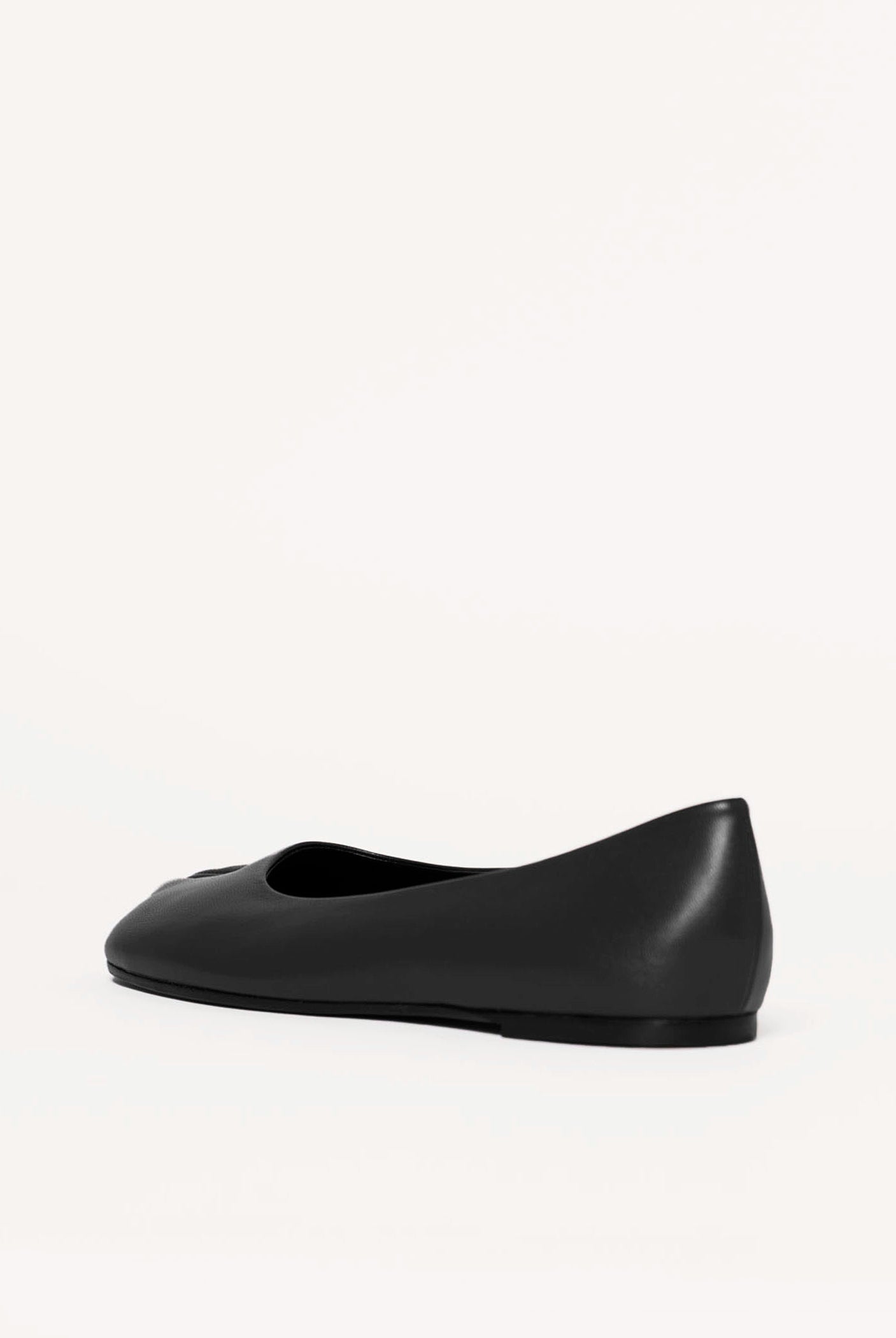 swatch_Black Leather tabi flat