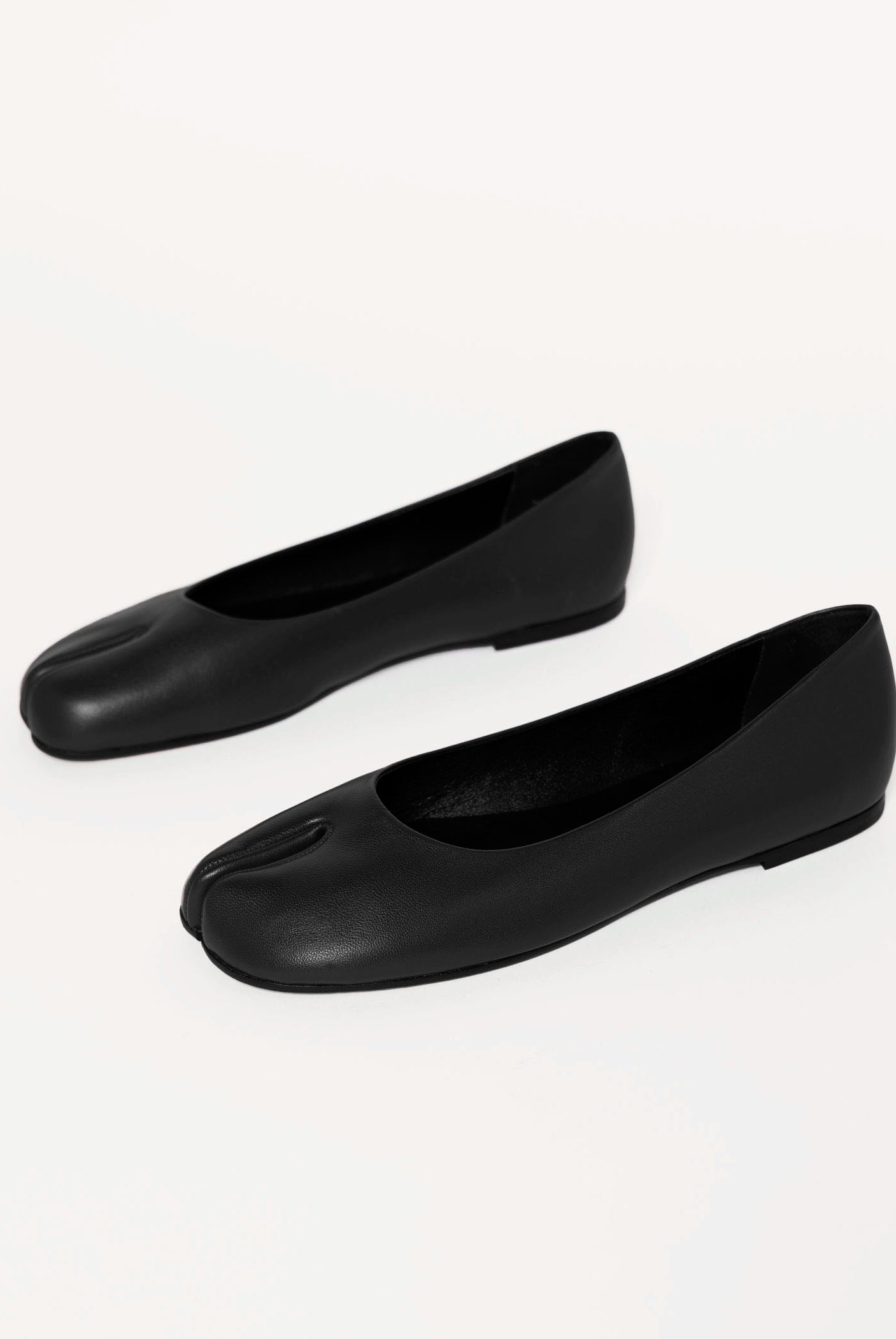 swatch_Black Leather tabi flat