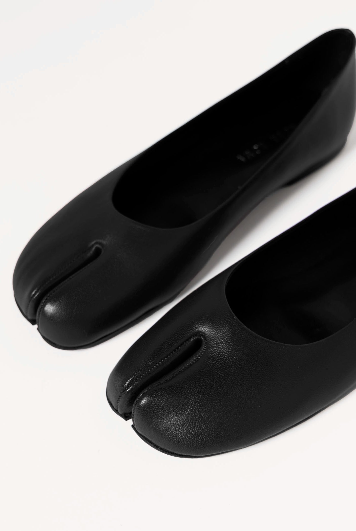 swatch_Black Leather tabi flat