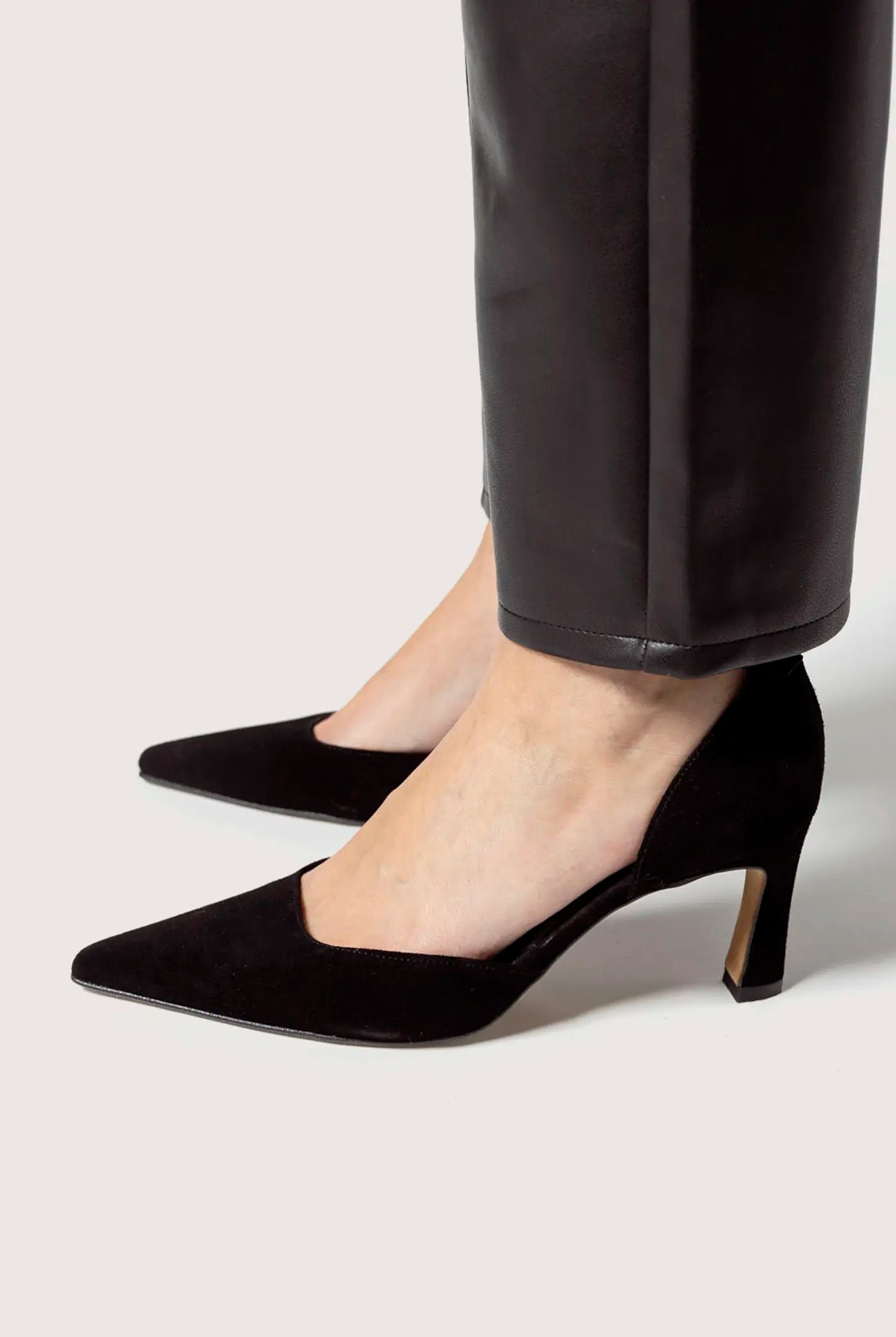 swatch_black suede halle dress pump heels