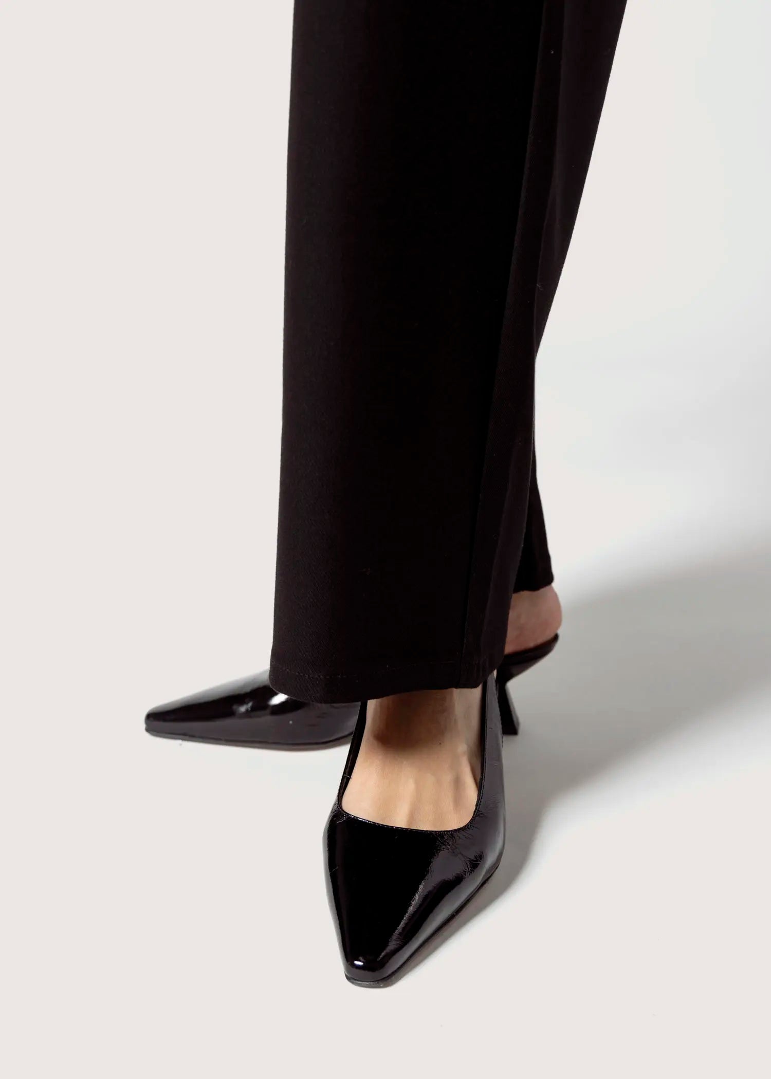 swatch_black patent slingback pump heels