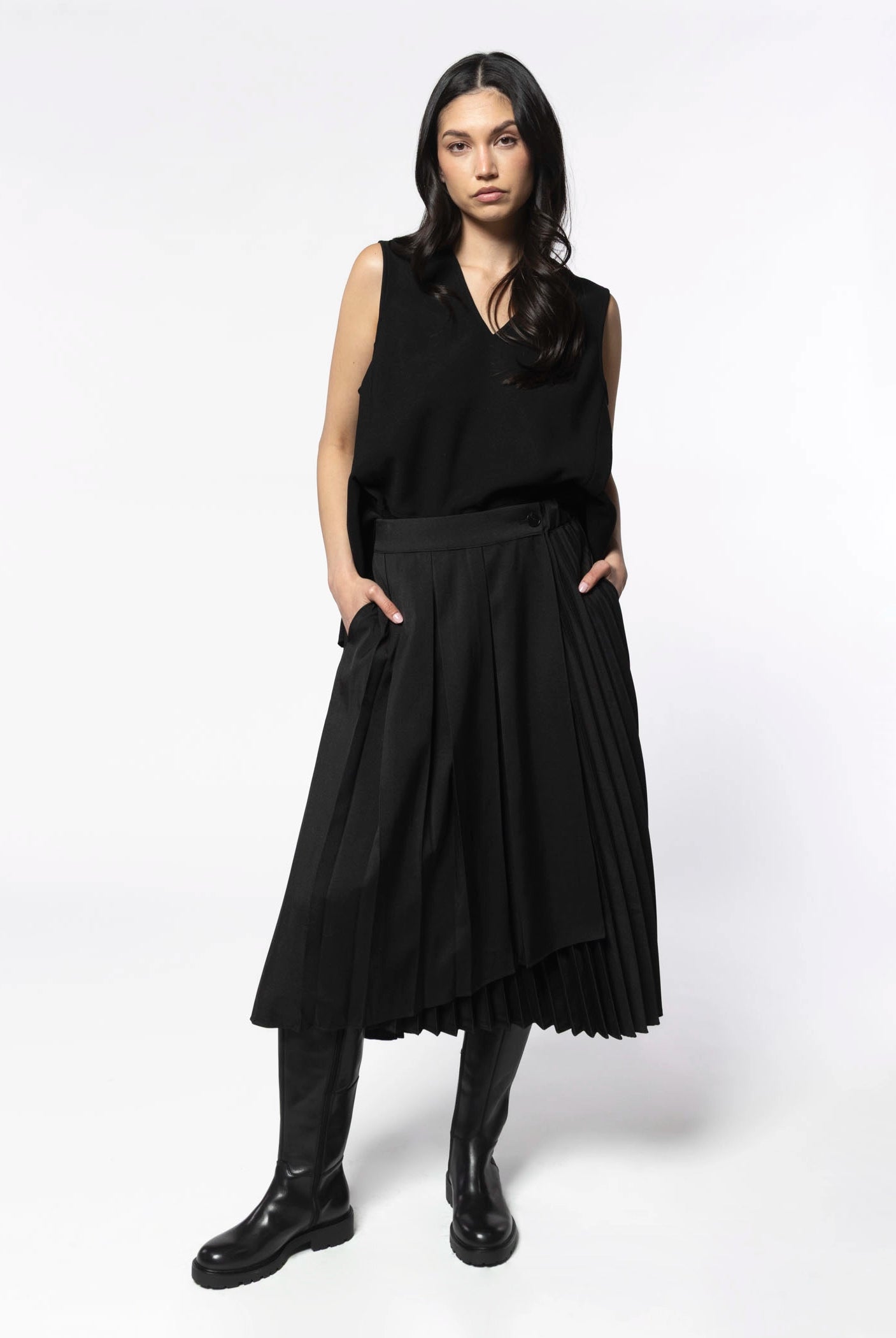 swatch_Black johnnie pleated skirt