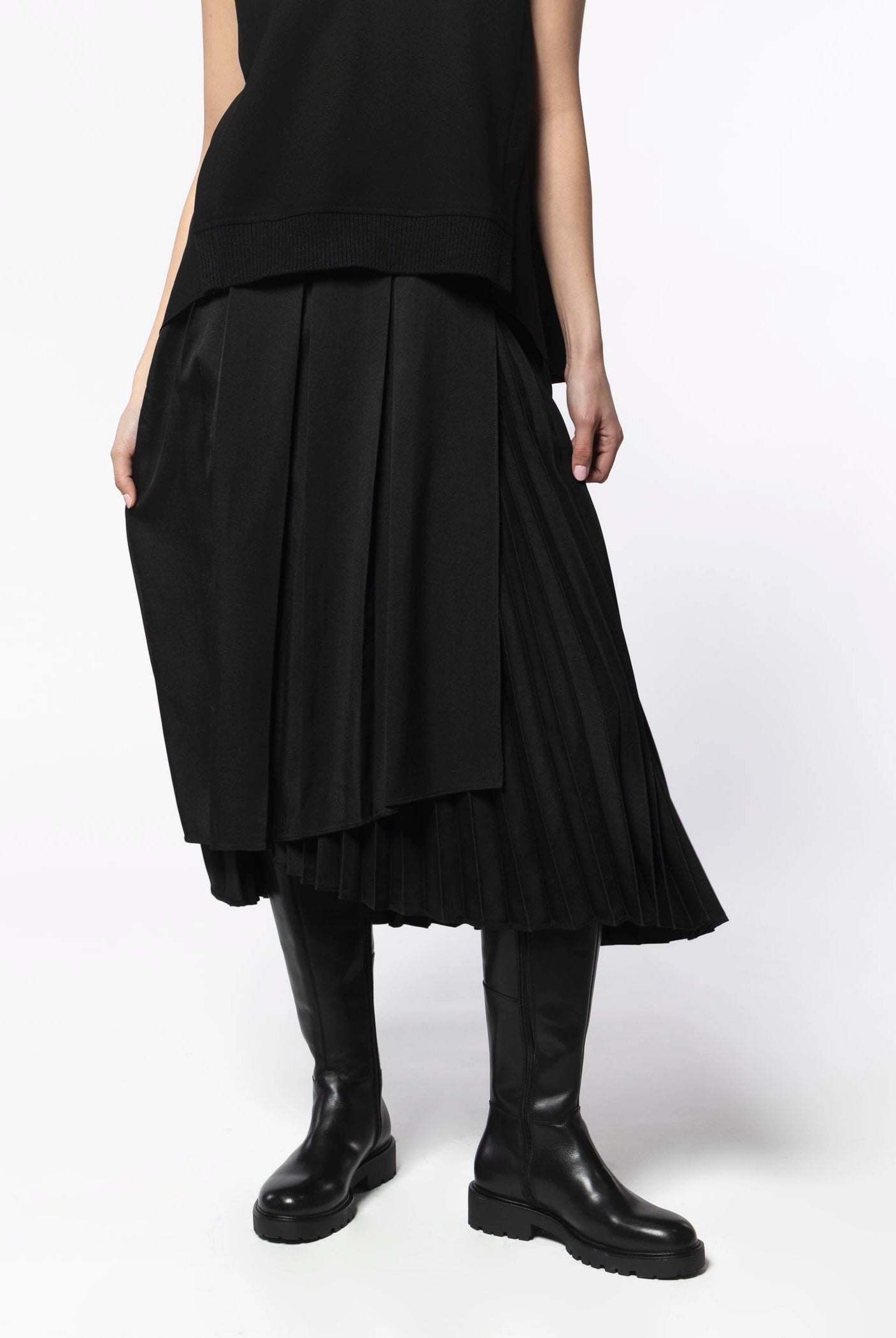 swatch_Black johnnie pleated skirt
