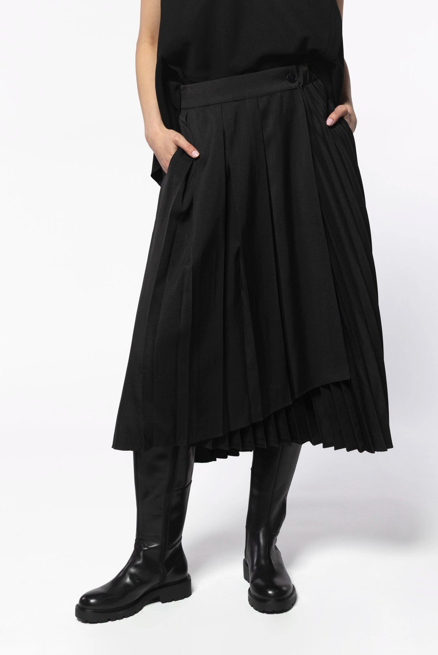 swatch_Black johnnie pleated skirt