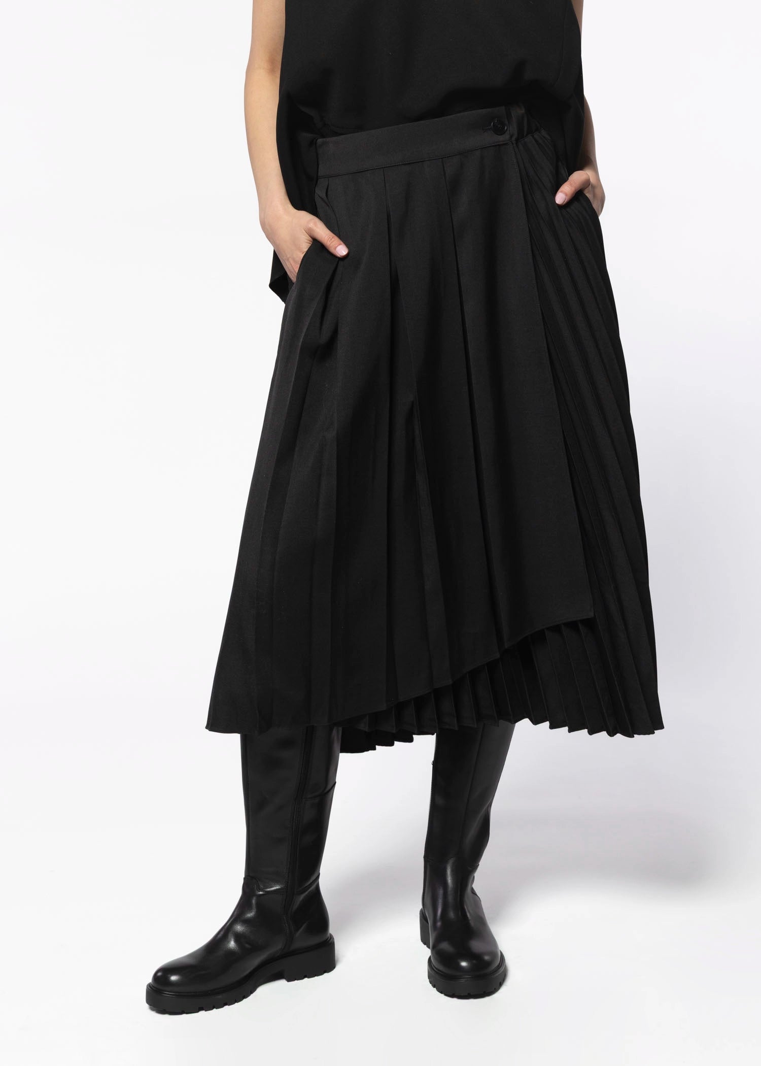 swatch_Black johnnie pleated skirt