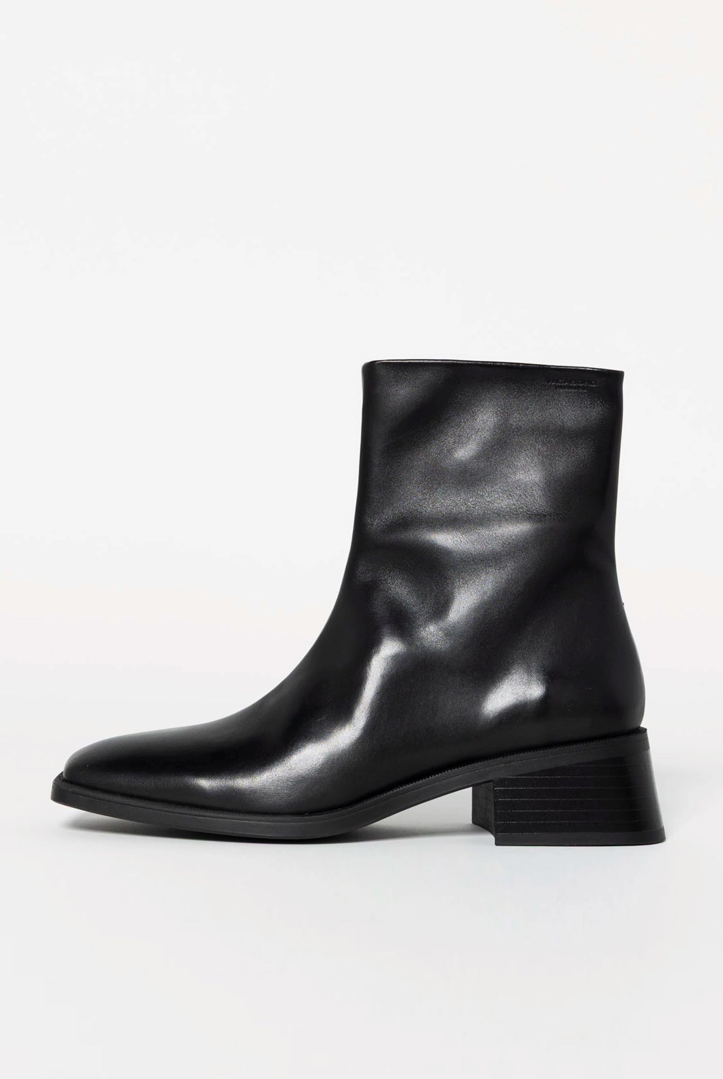 swatch_Black Leather blanca ankle boots