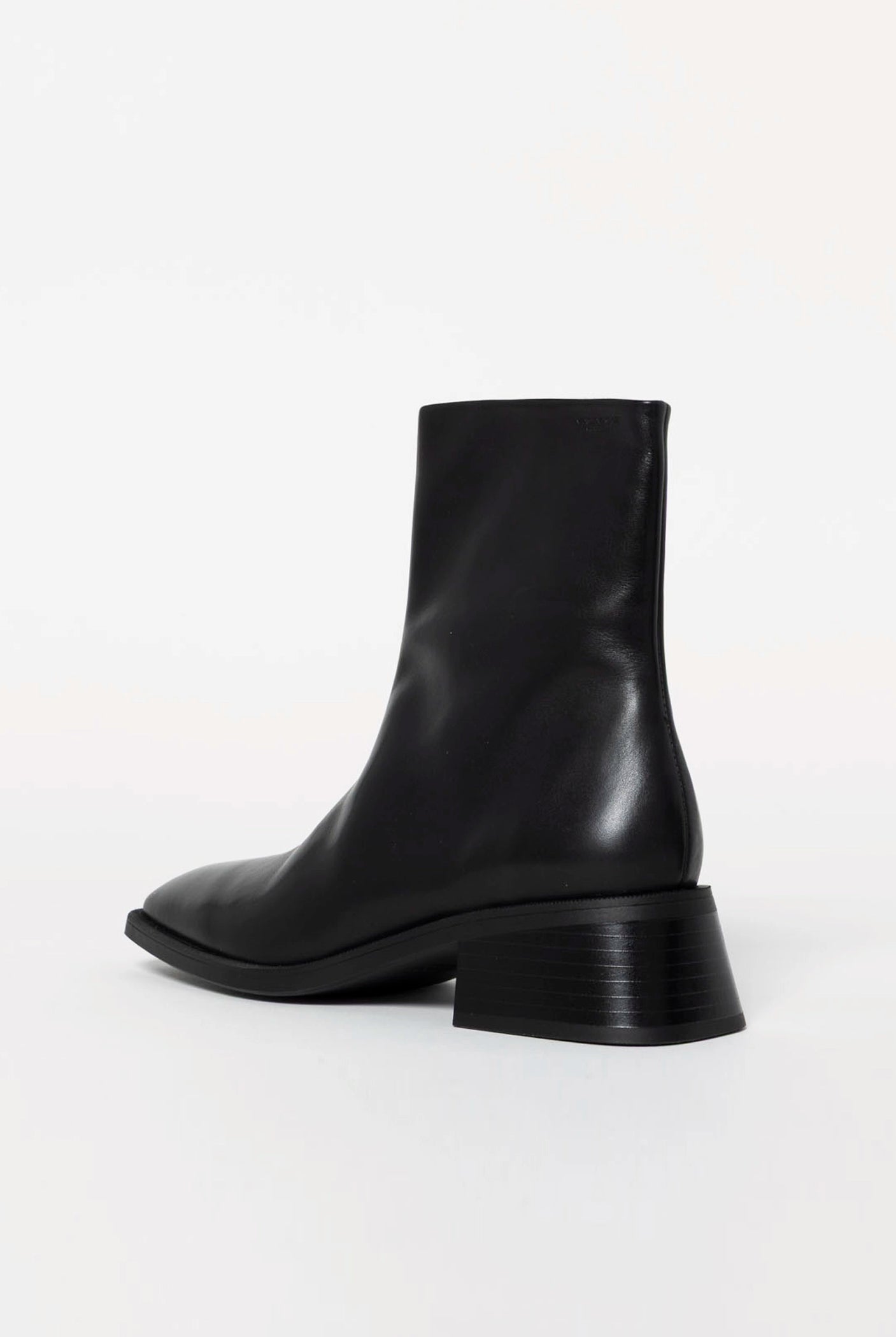 swatch_Black Leather blanca ankle boots