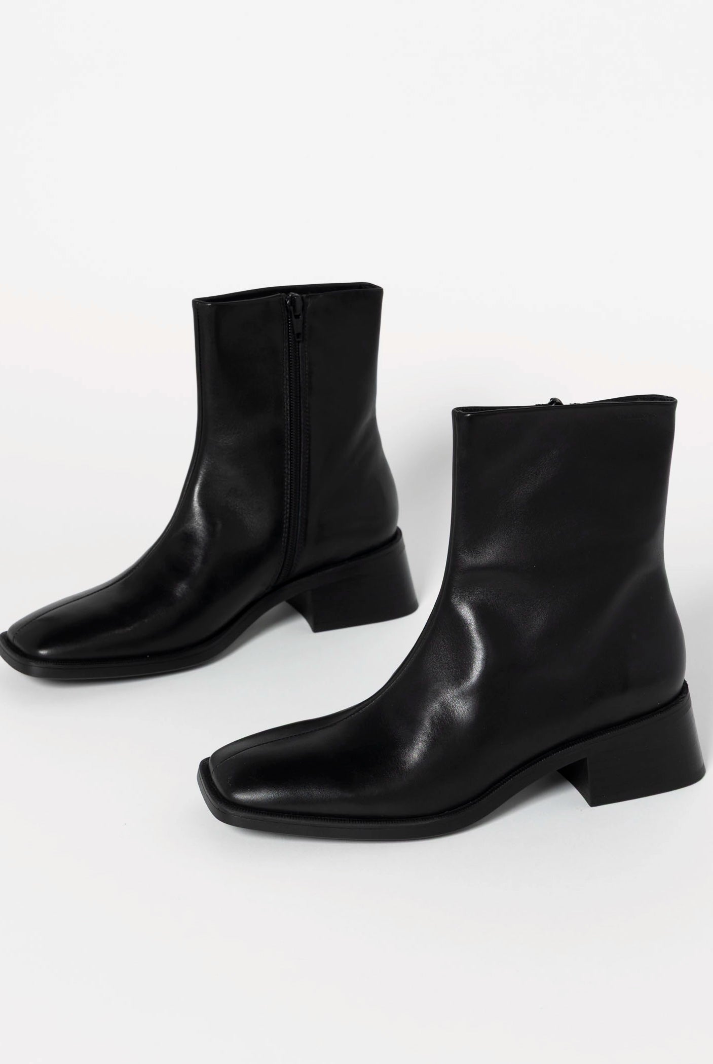 swatch_Black Leather blanca ankle boots