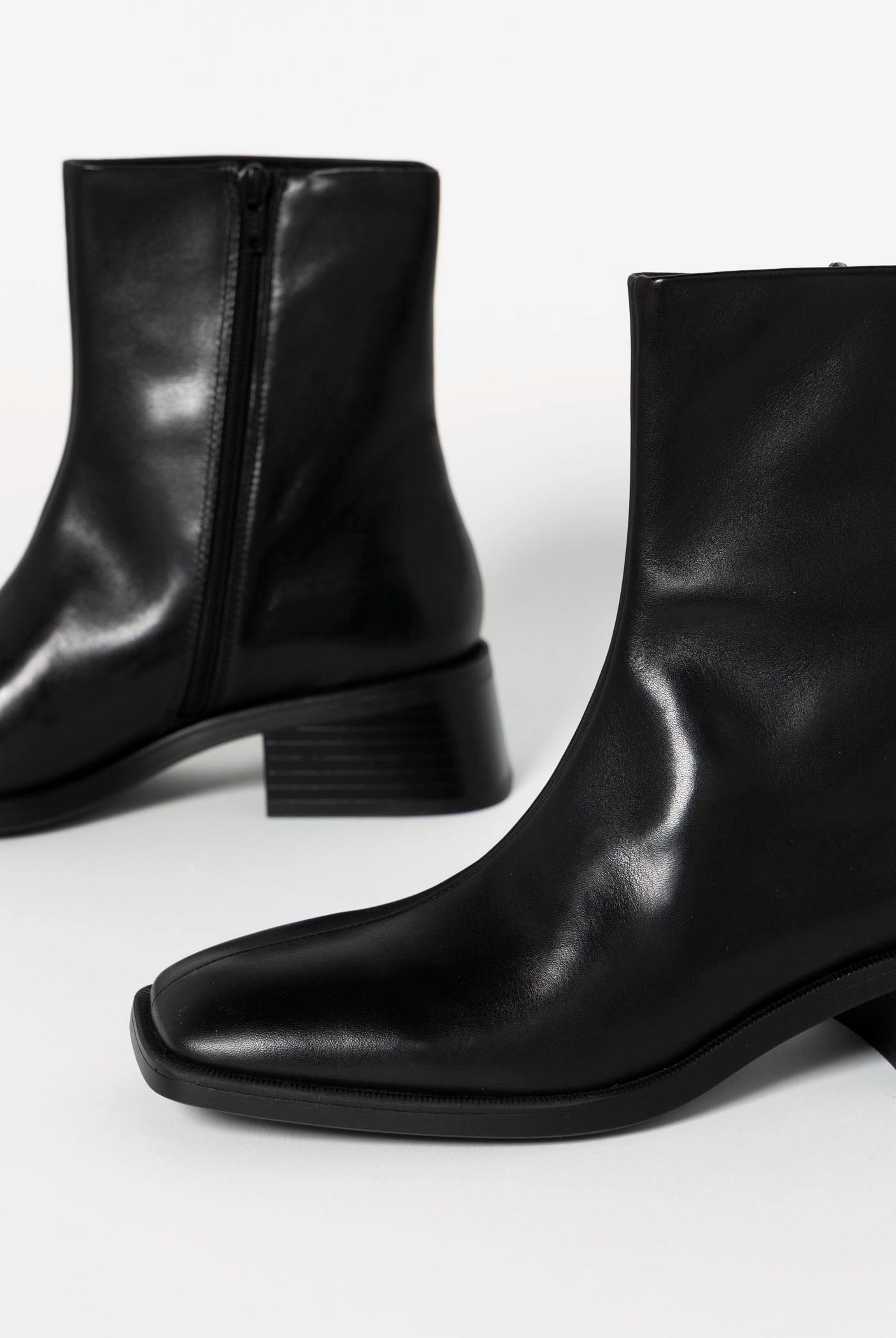 swatch_Black Leather blanca ankle boots