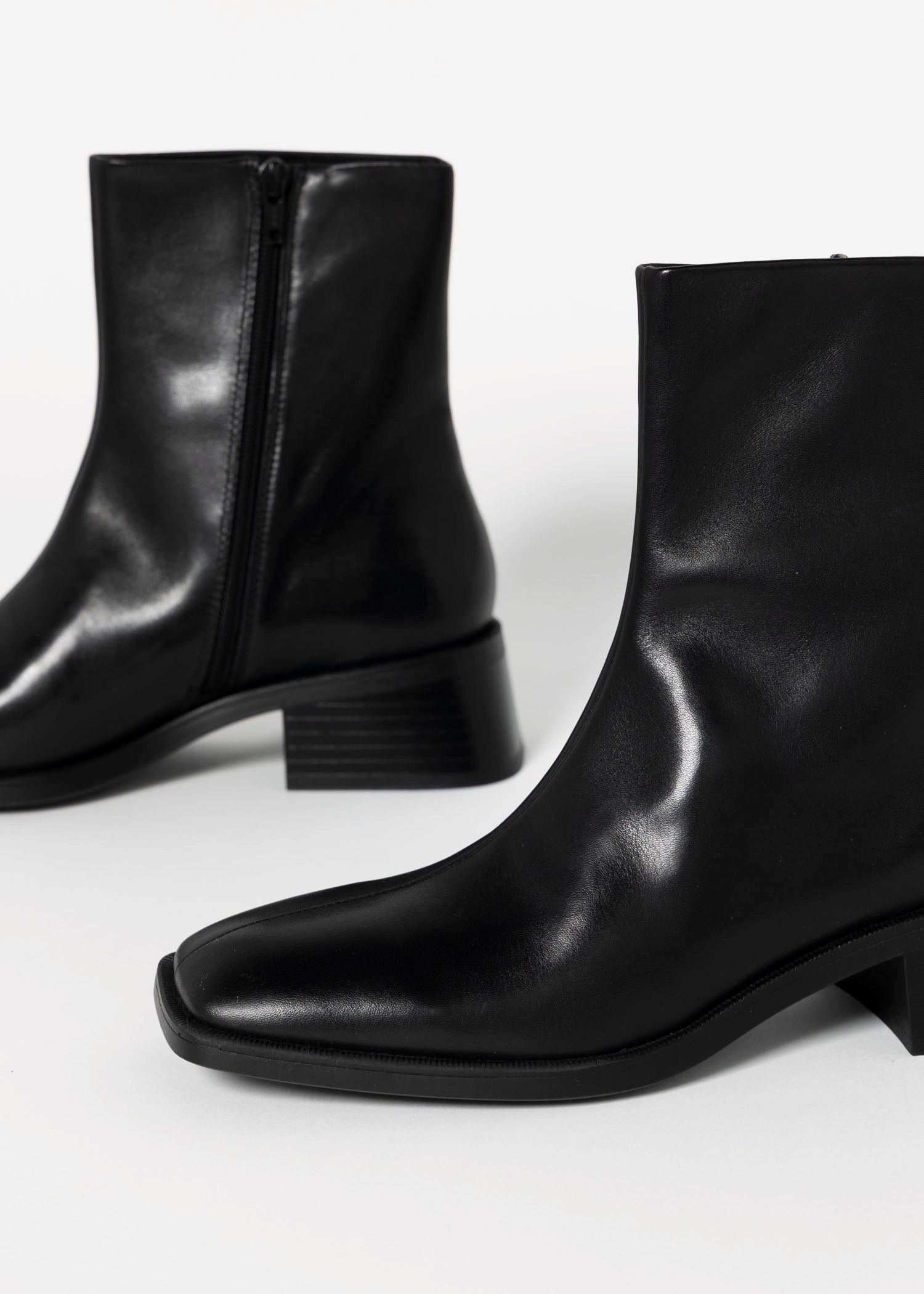 swatch_Black Leather blanca ankle boots