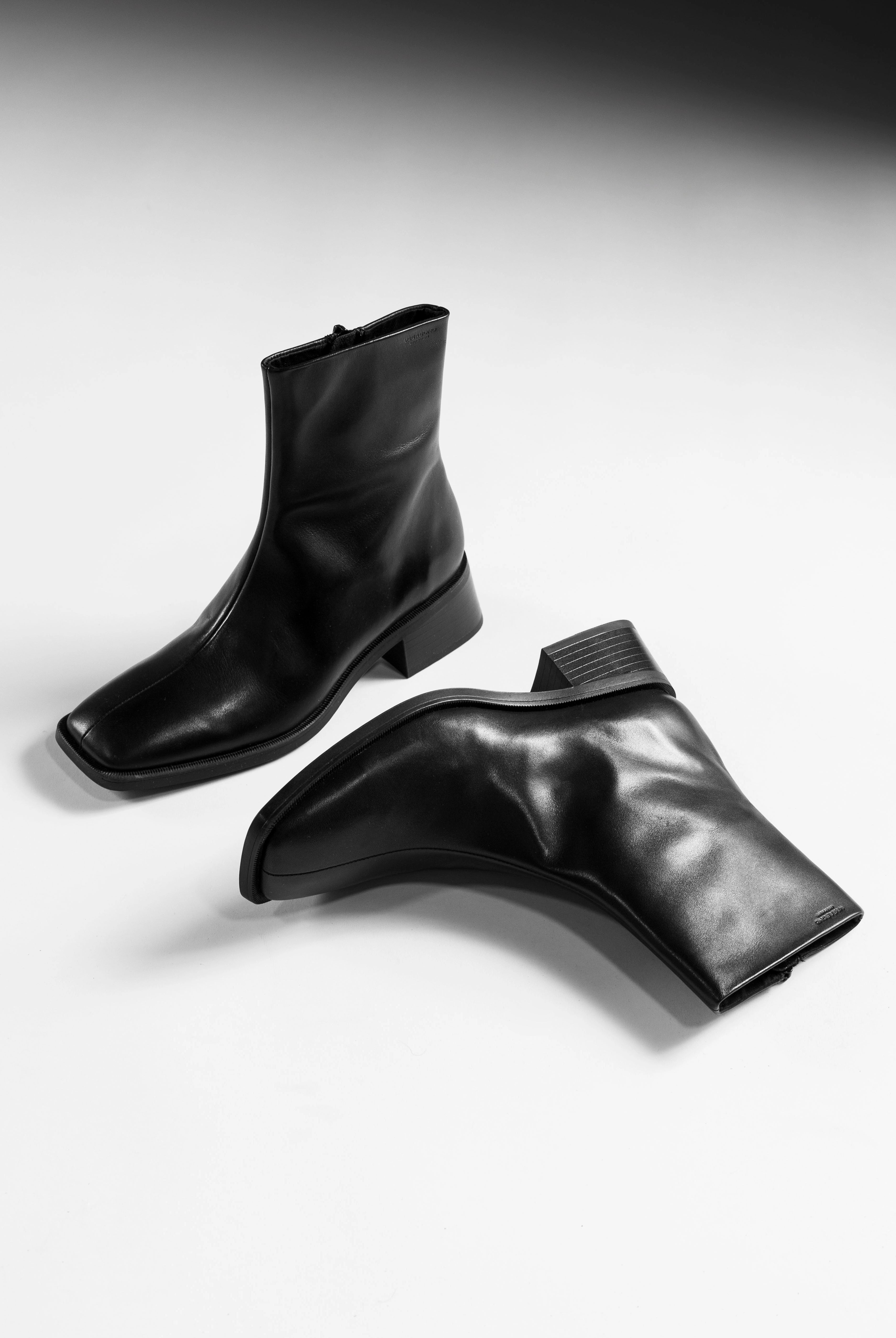 swatch_Black Leather blanca ankle boots