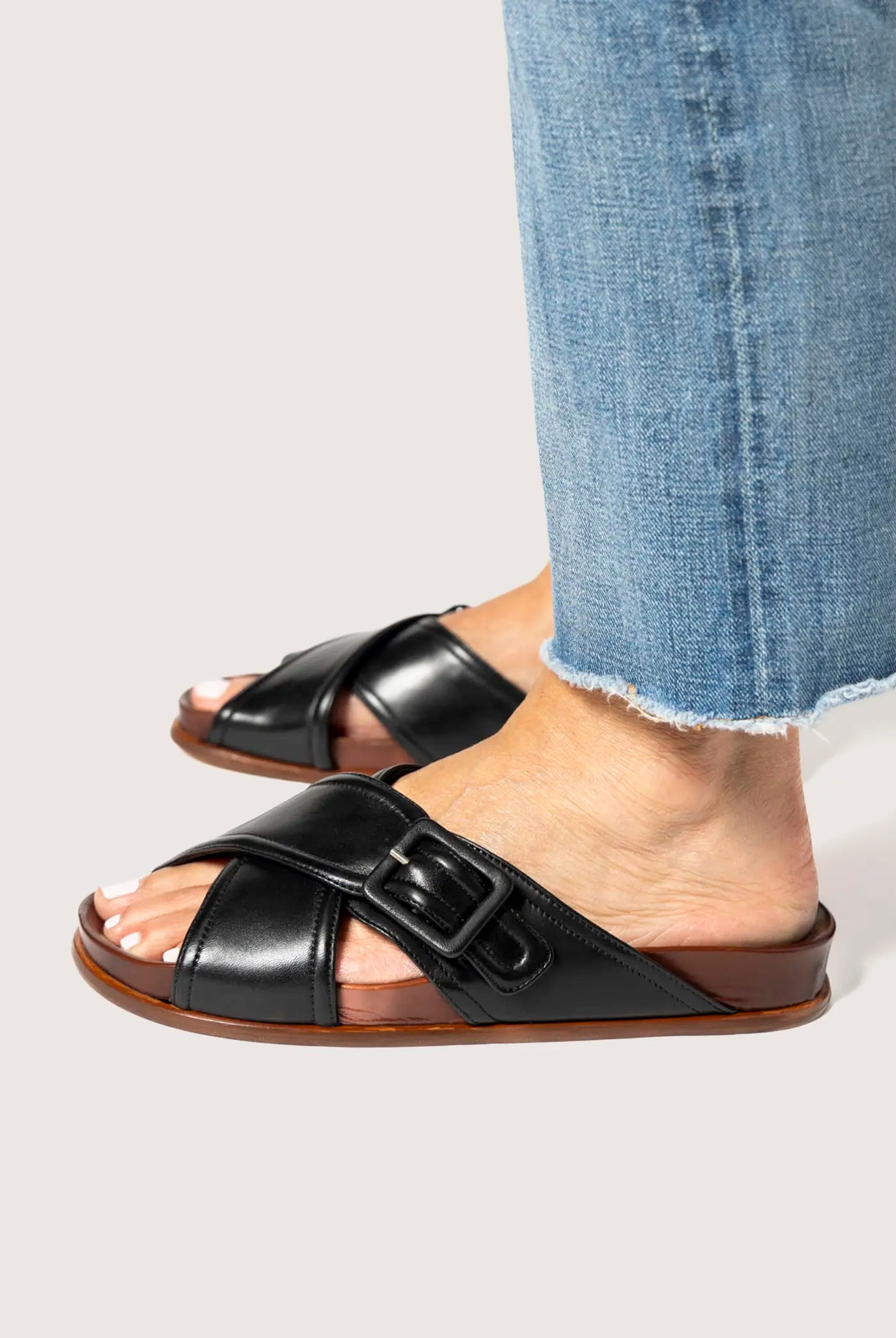 swatch_black leather crossband leather sandal flat sandals