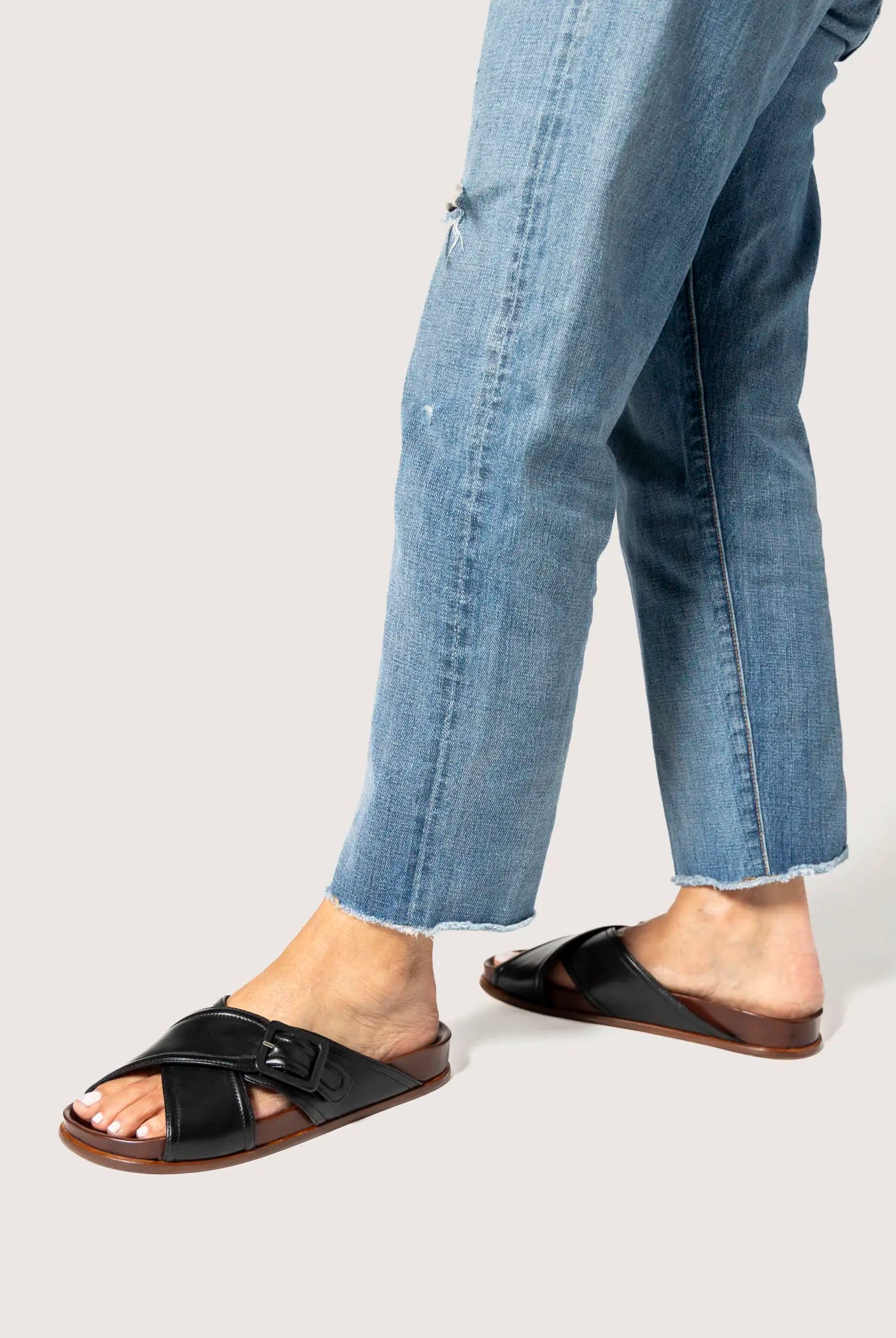 swatch_black leather crossband leather sandal flat sandals