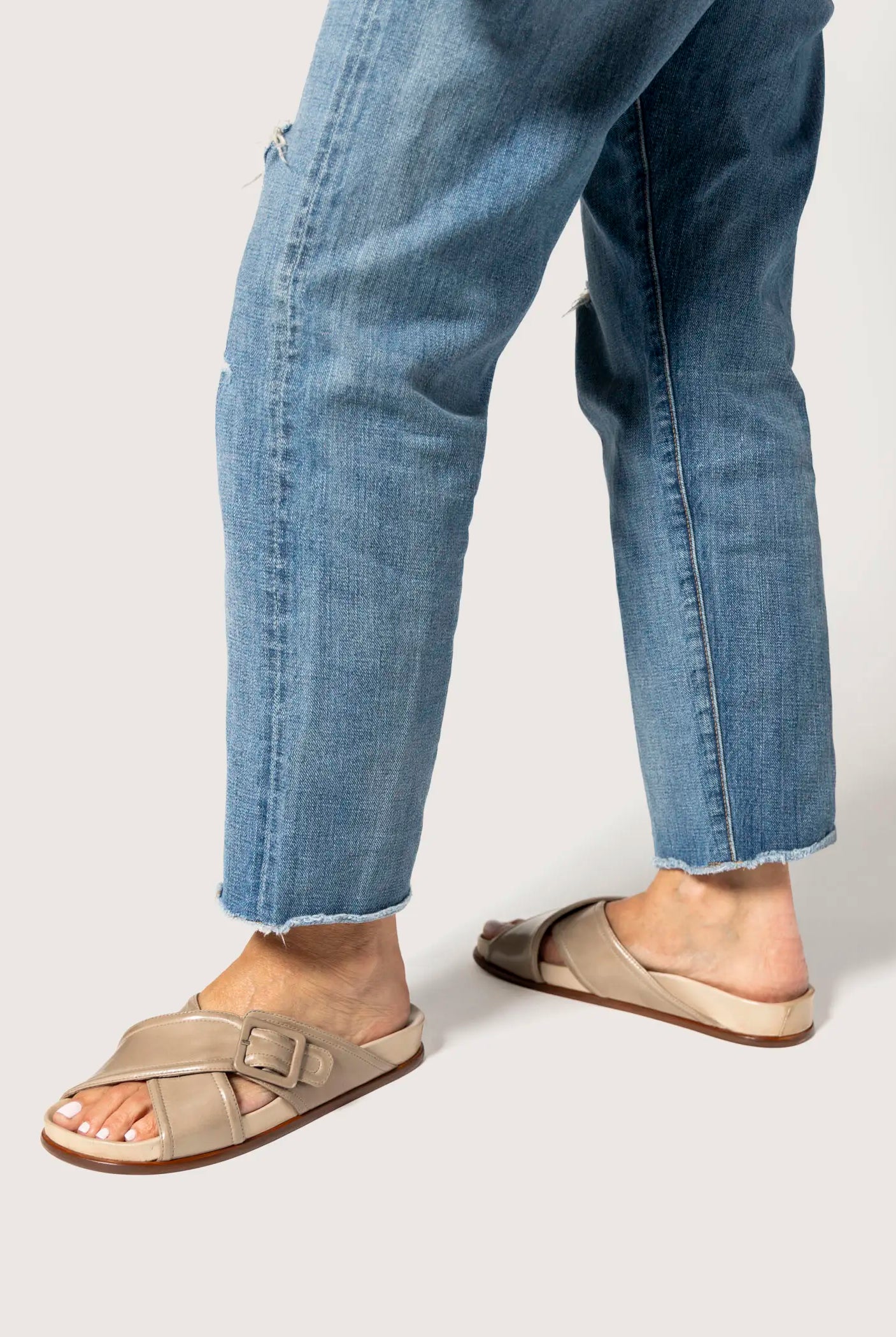 swatch_taupe leather crossband leather sandal flat sandals