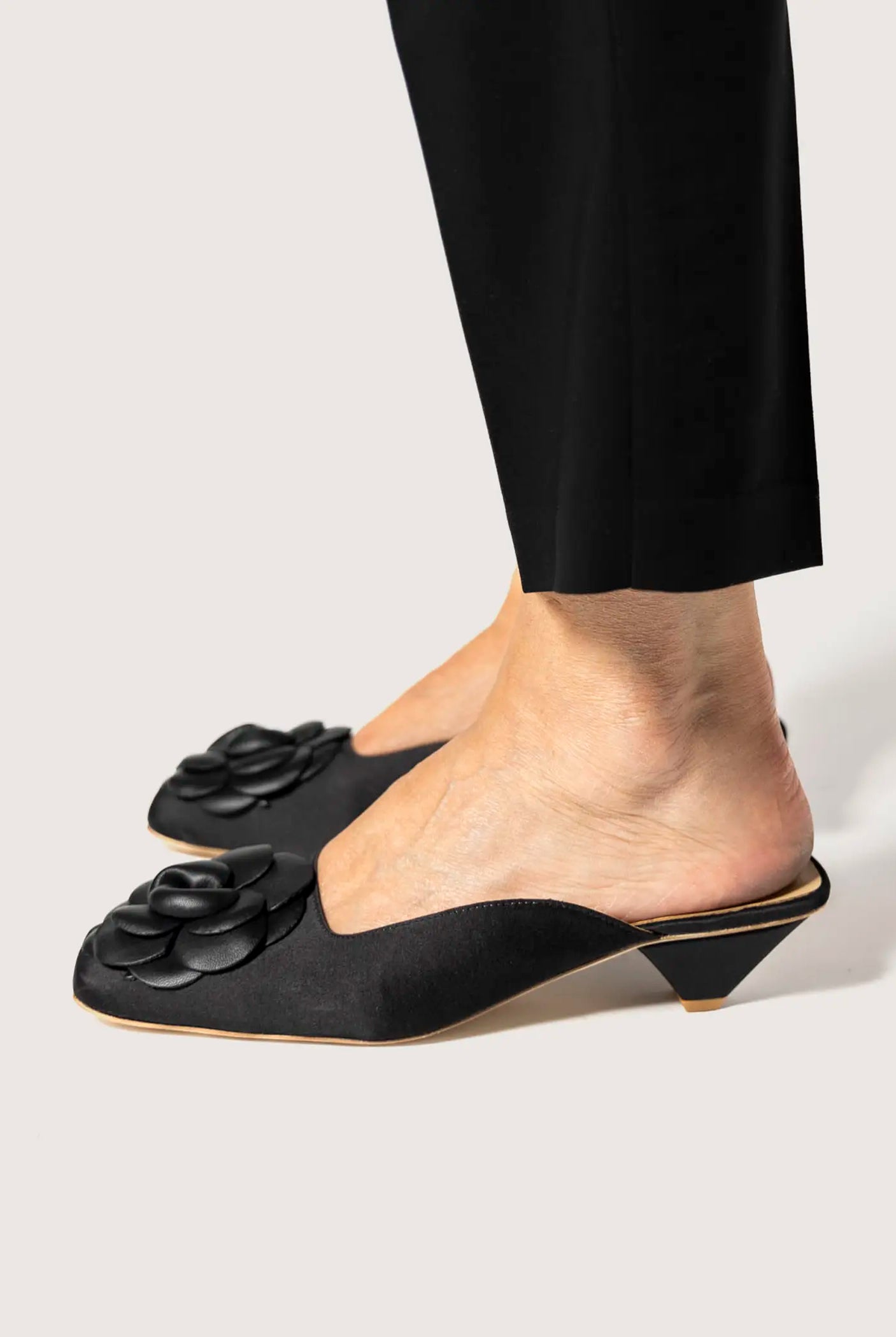 swatch_black flower mule heels